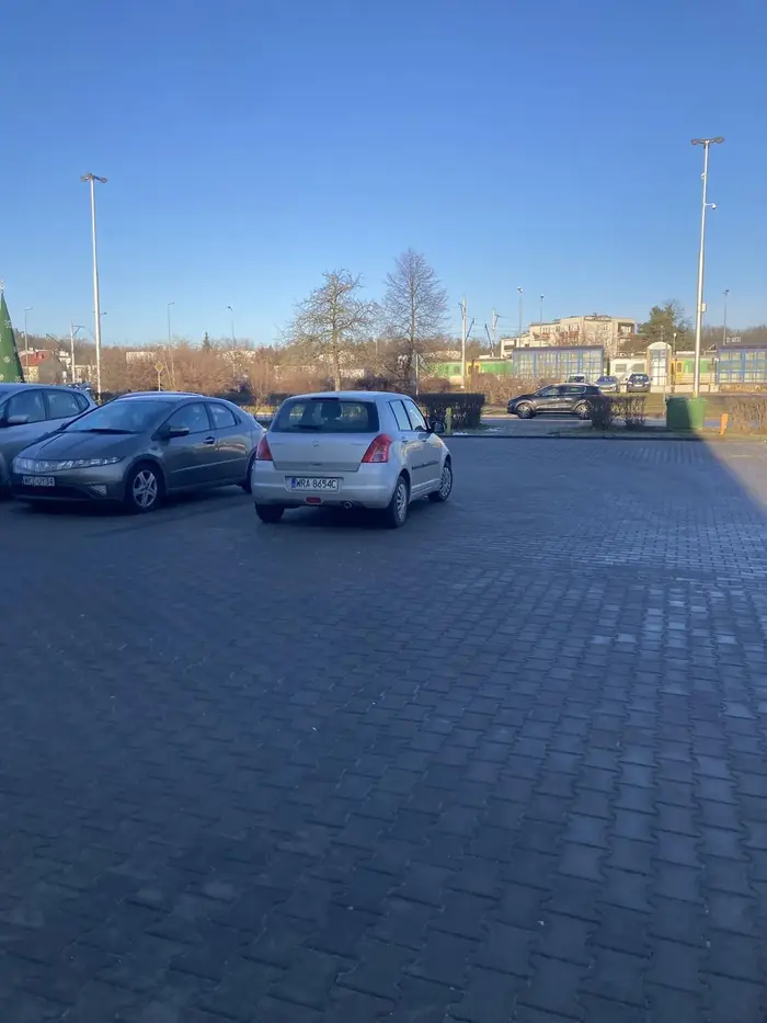 To nie jest miejsce parkingowe. Zdjęcie zrobione w Pionkach pod Media Expert/Action dnia 18.01.2025 o godzinie 9:10