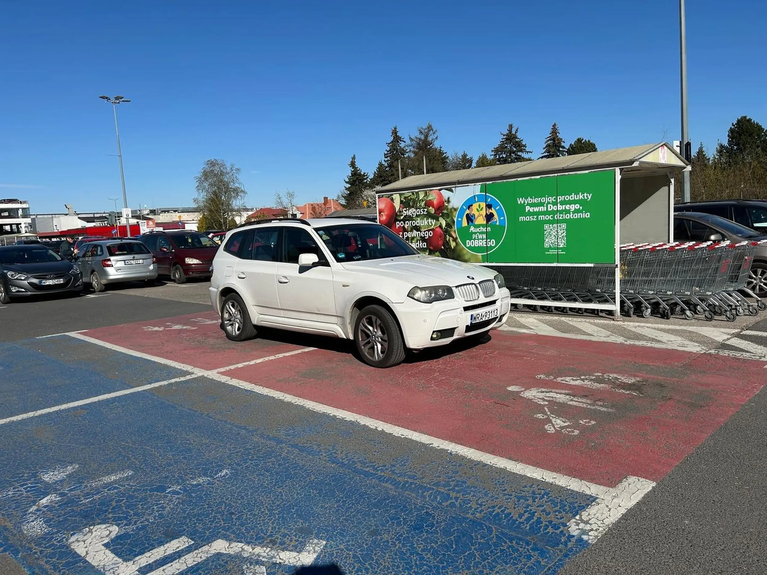 przygłup nie potrafiący zaparkować, dodatkowo bez dziecka na miejscach do tego przeznaczonych