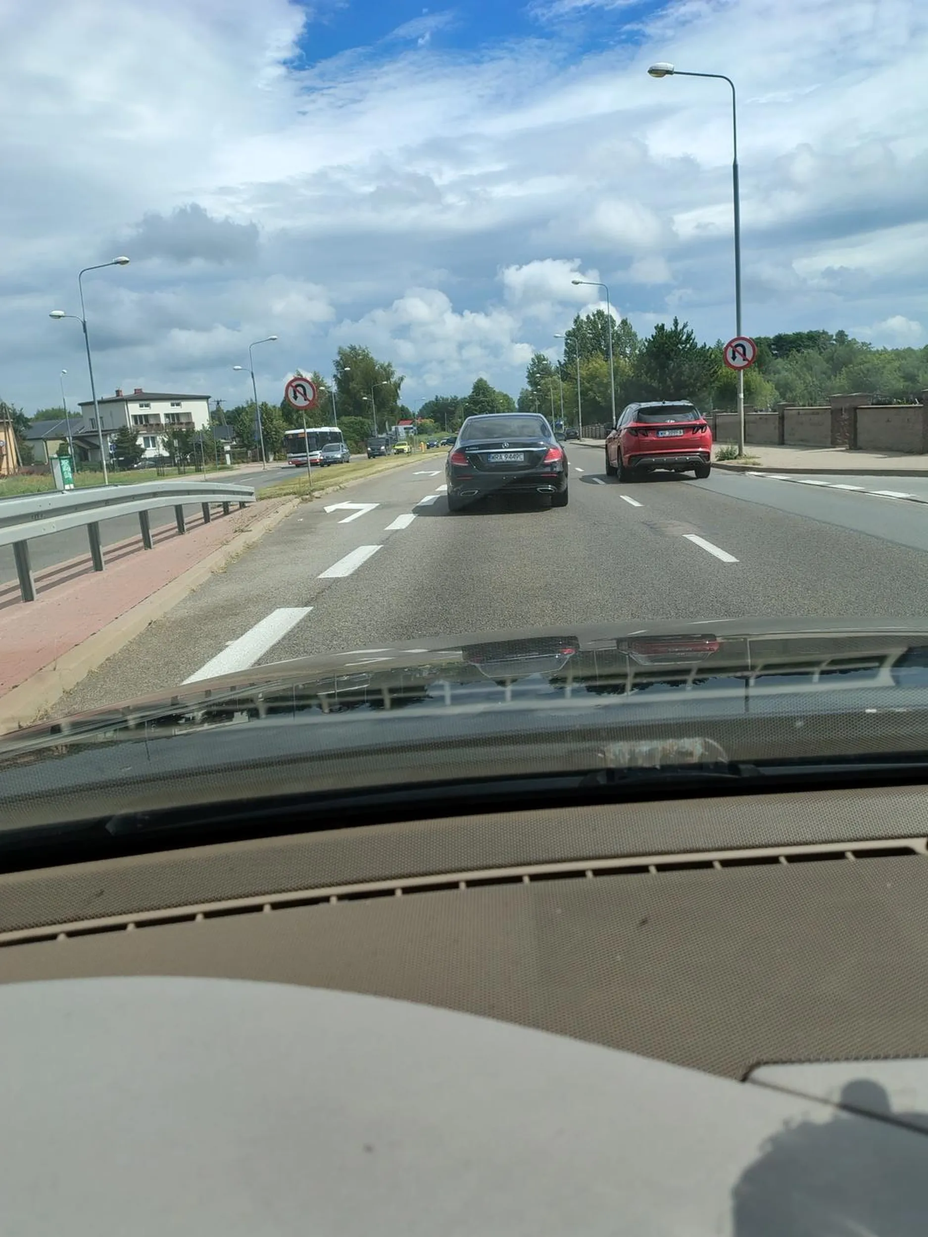 Buc z merca. Szeryf się znalazł , bez przyczyny hamuje szukając pretekstu do stłuczki. Oczywiście wlekąc się lewym pasem.