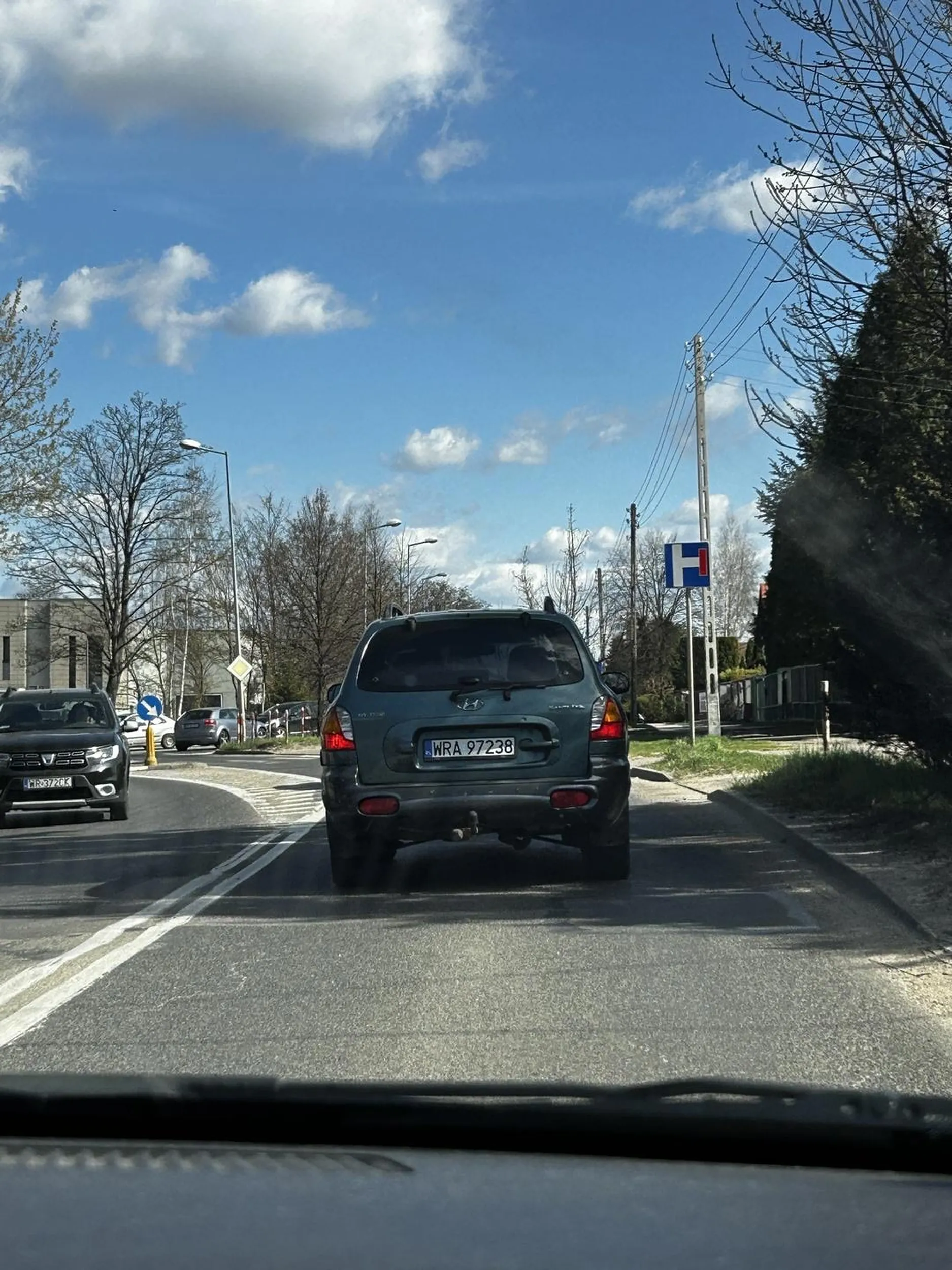 śmieci wyrzuca się do kosza, a nie na ulice z samochodu, szczególnie, gdy ktos za toba jedzie matole