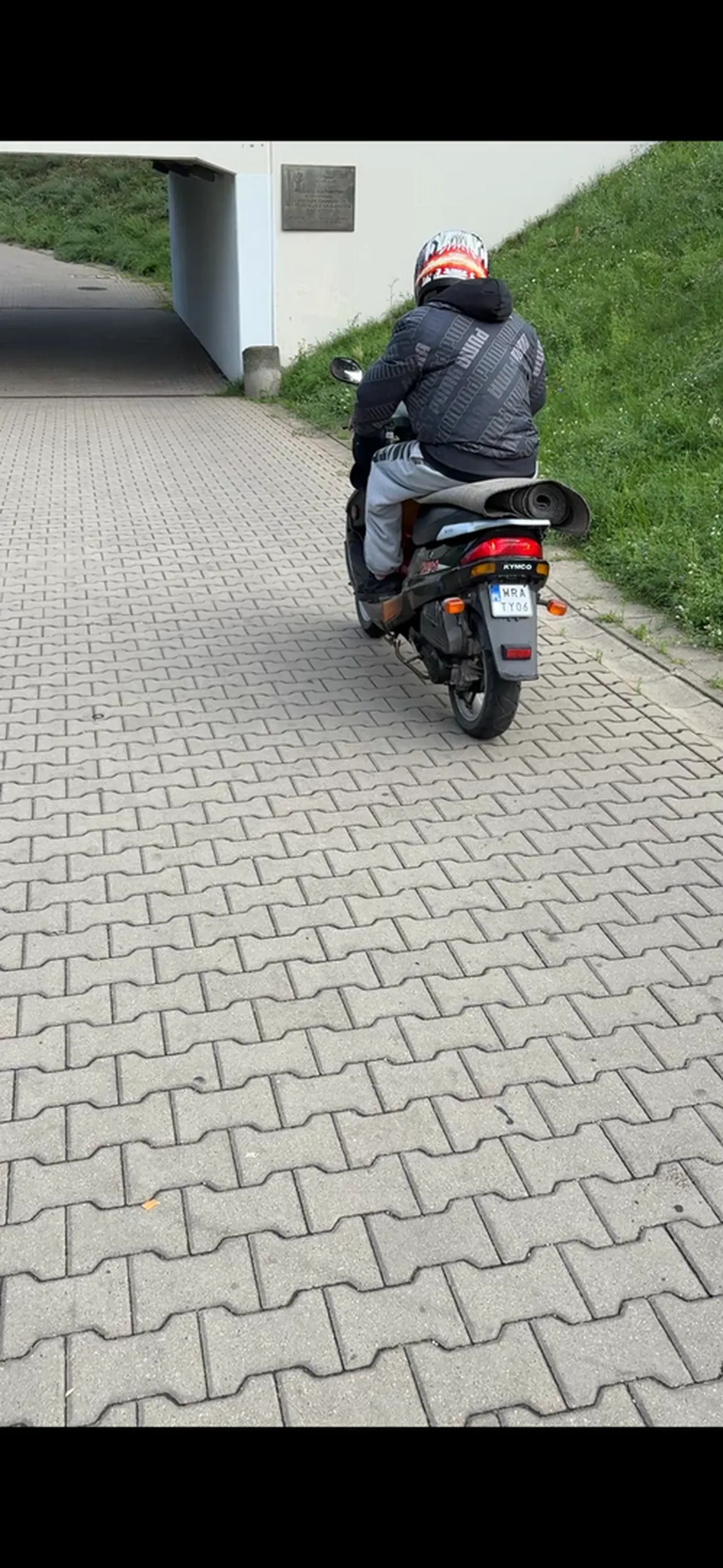 28.07.2025 Godzina 7:38 Jazda skuterem po chodniku (przejściu podziemnym dla pieszych)