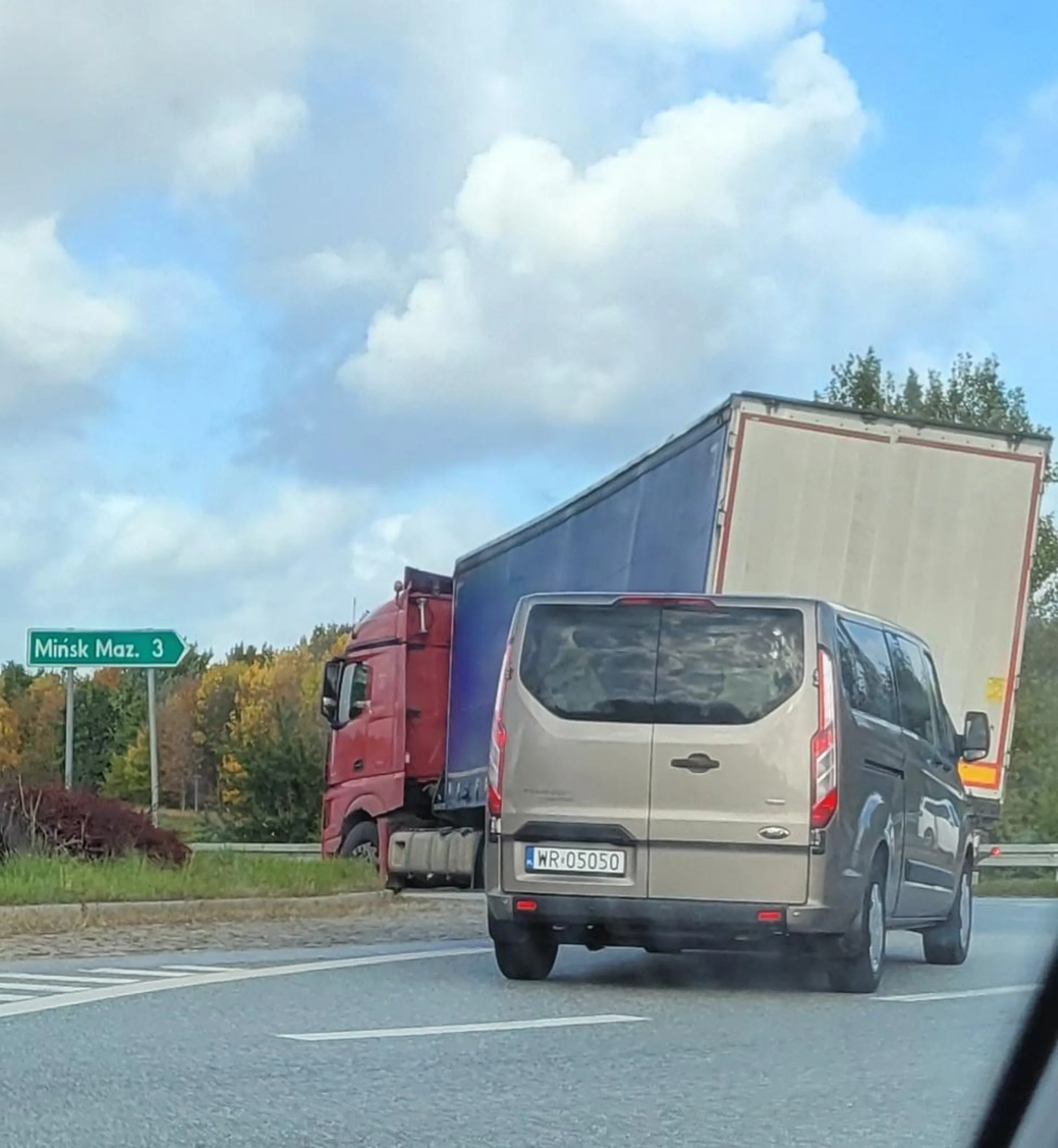 Wyprzedzanie tira na zakręcie na grubość lakieru i wpychanie się bez kierunkowskazu na pustej drodze - uwaga na tego wariata