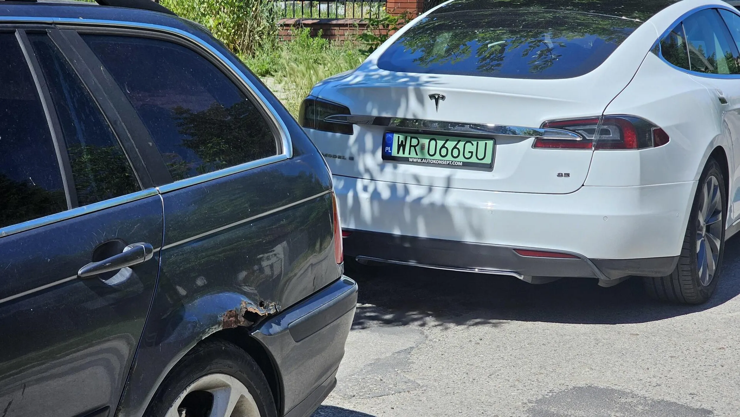 Prosiłbym o nie stawianie tego białego złoma obok mojego luksusowego dyliżansa. Dziękuję ;)