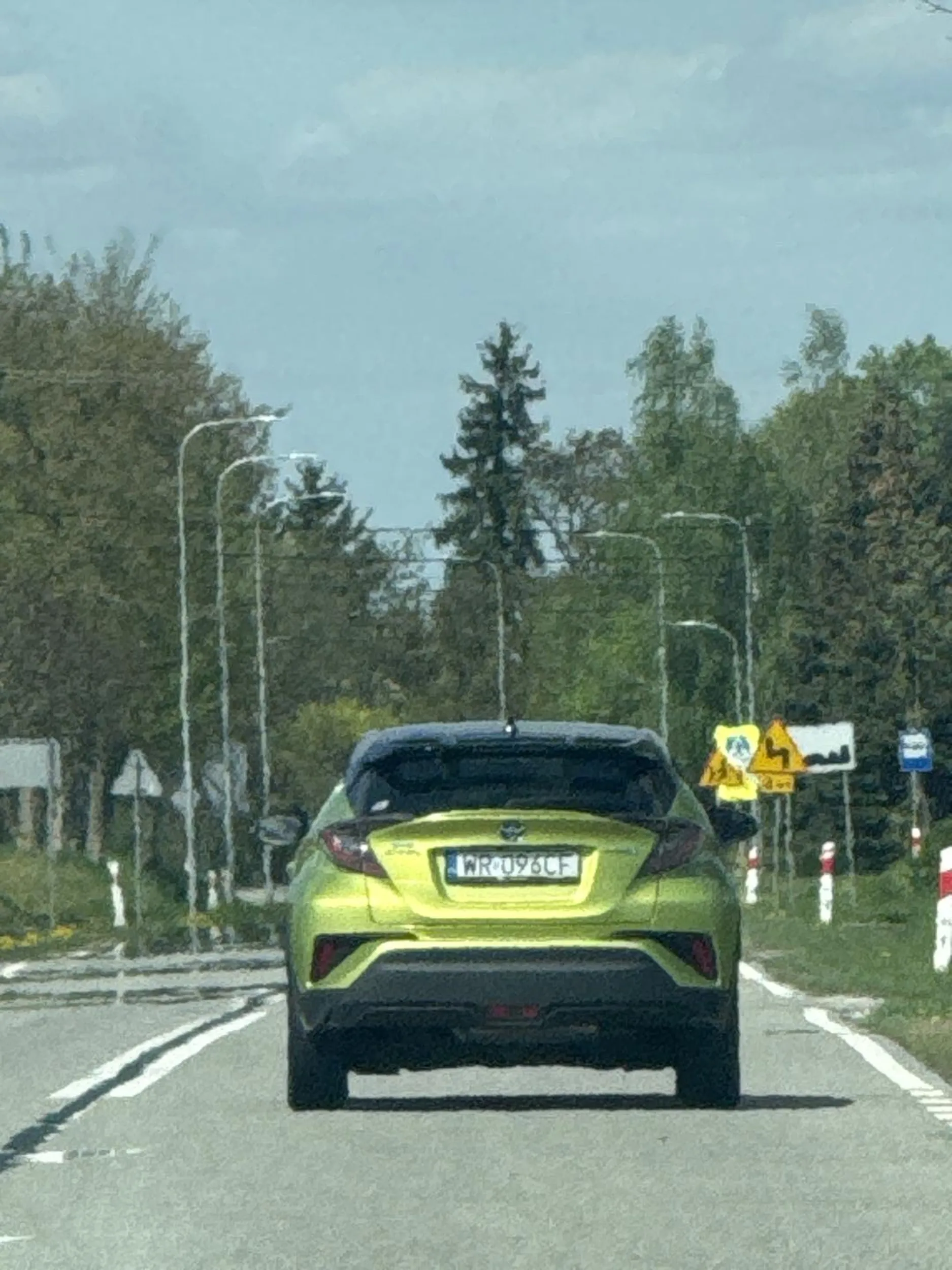 Zielona Toyota Kierowca nie umie Jeździć na zielonym świetle stoi a jak się trąbi żeby jechał na prostej drodze po złości jedzie 30km/h