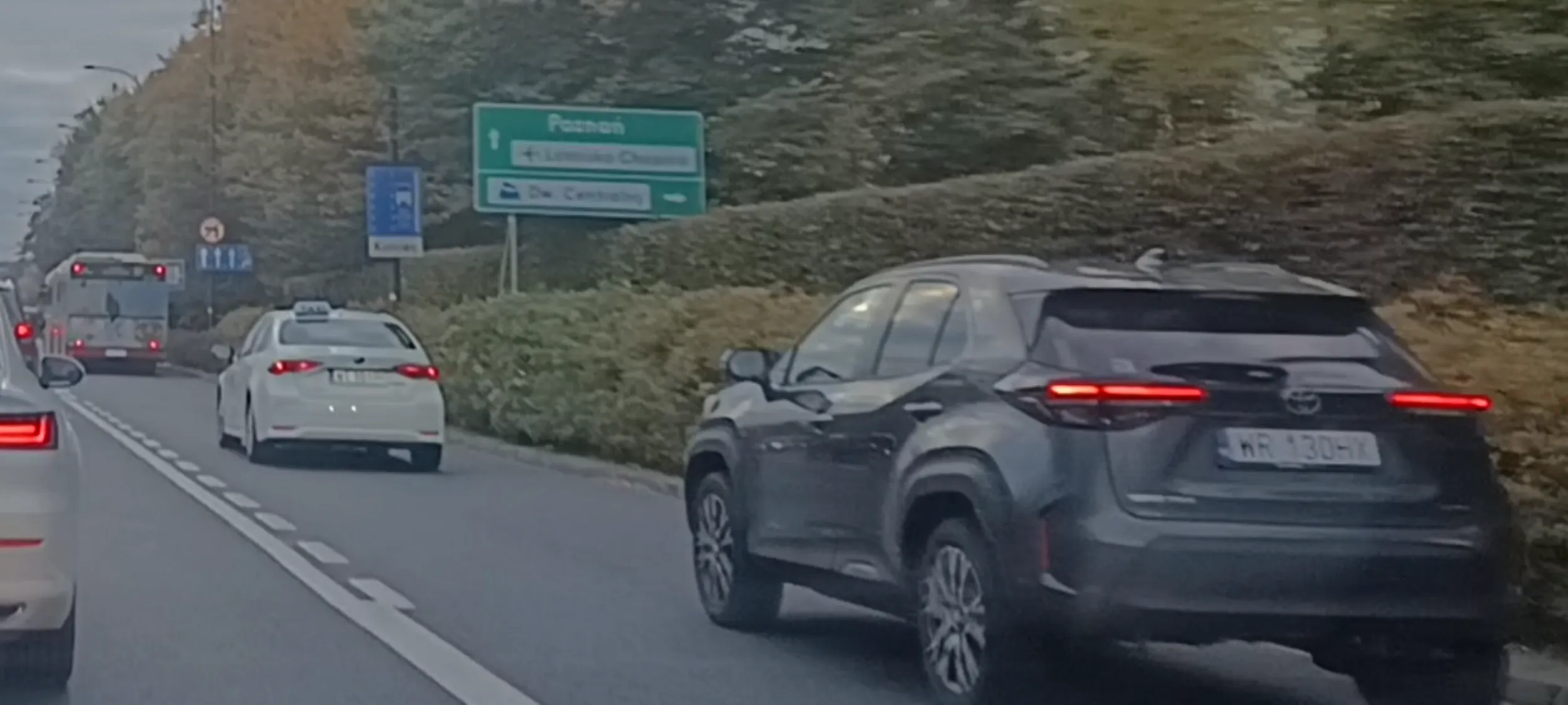 Nieuprawniony przejazd po bus pasie.