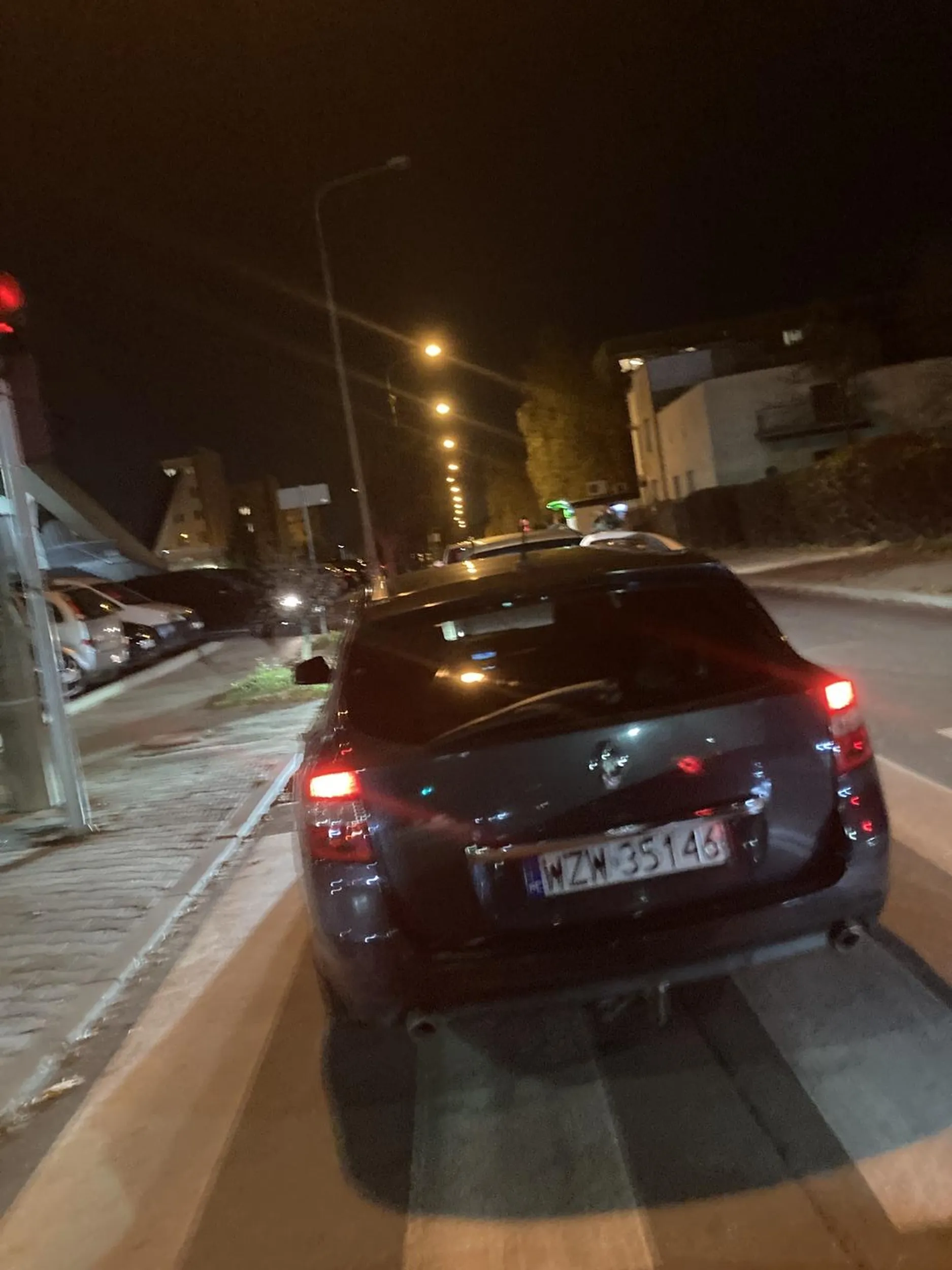 babce skonczylo sie paliwo i stoi od conajmniej pietnastu minut i zajebiscie tamuje ruch na skrzyzowowaniu, po zapytaniu o pomoc w celu przepchniecia auta na chodnik w ogole nie czuje sie winna i mowi ze za chwile podjedzie kolezanka w celu zatankowania paliwa, ktora po przyjezdzie zaparkowala auto na drodze pod prad