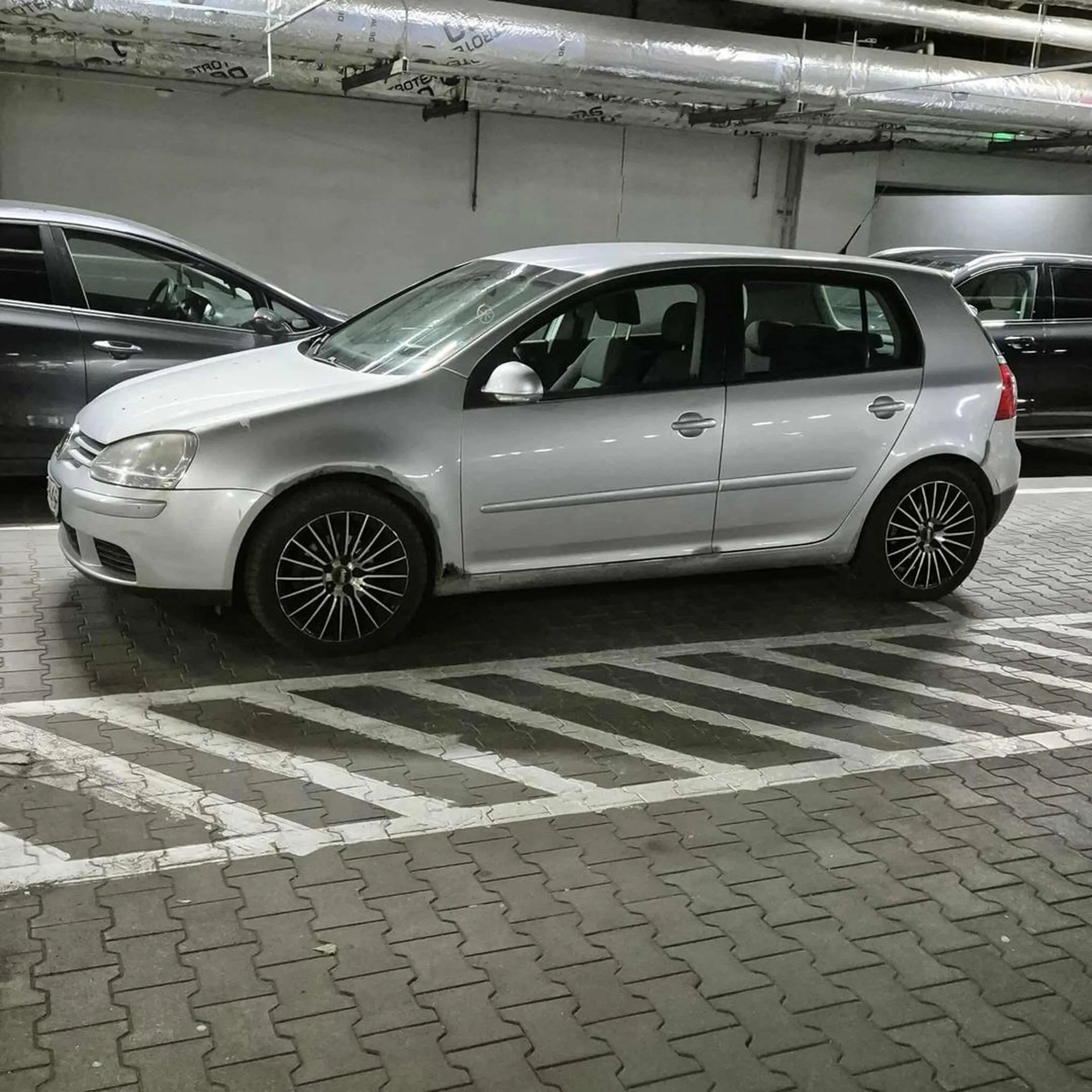 Kierowca parkuje Golfem, jakby to był 10 metrowy autokar…