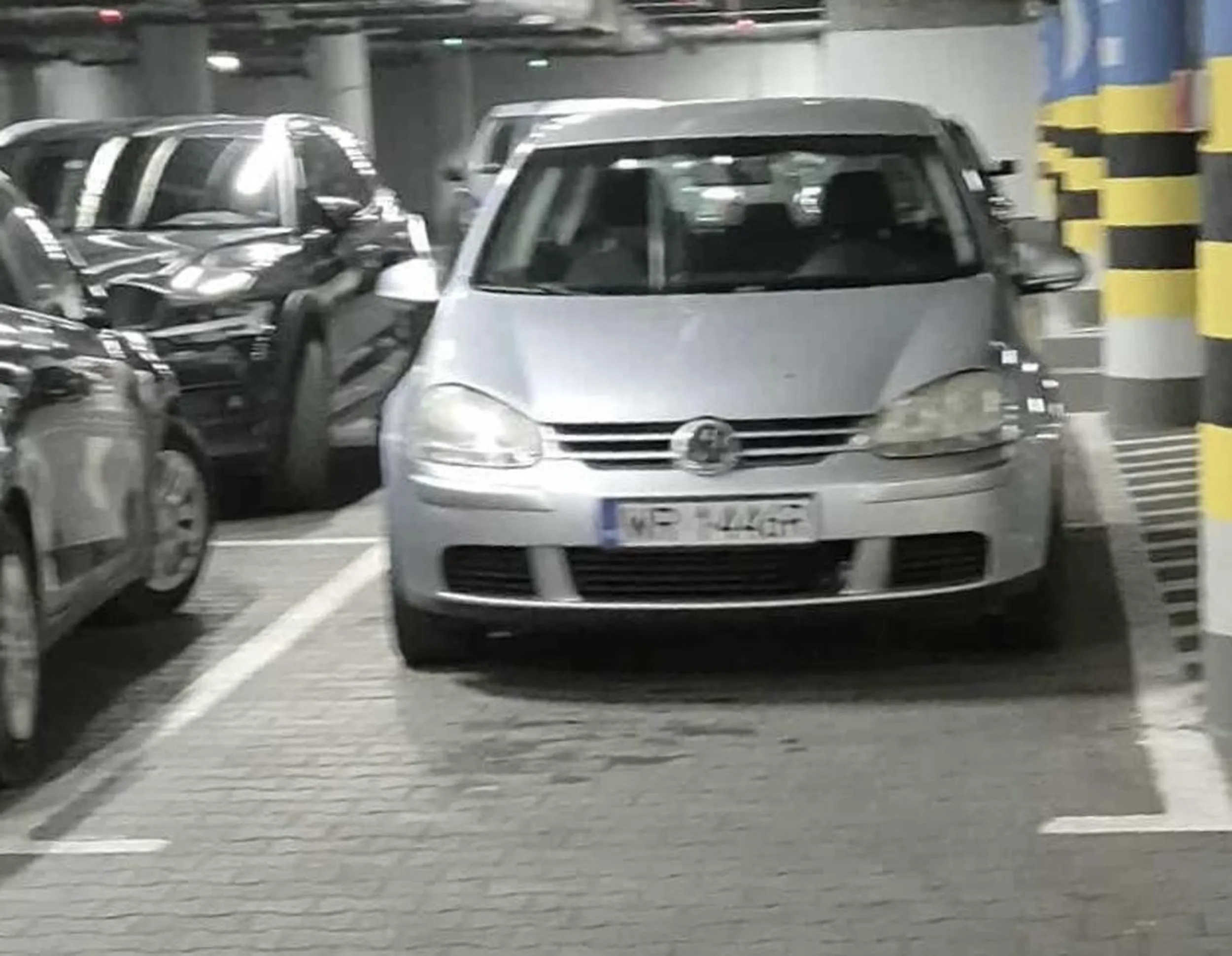 Kierowca parkuje Golfem, jakby to był 10 metrowy autokar…