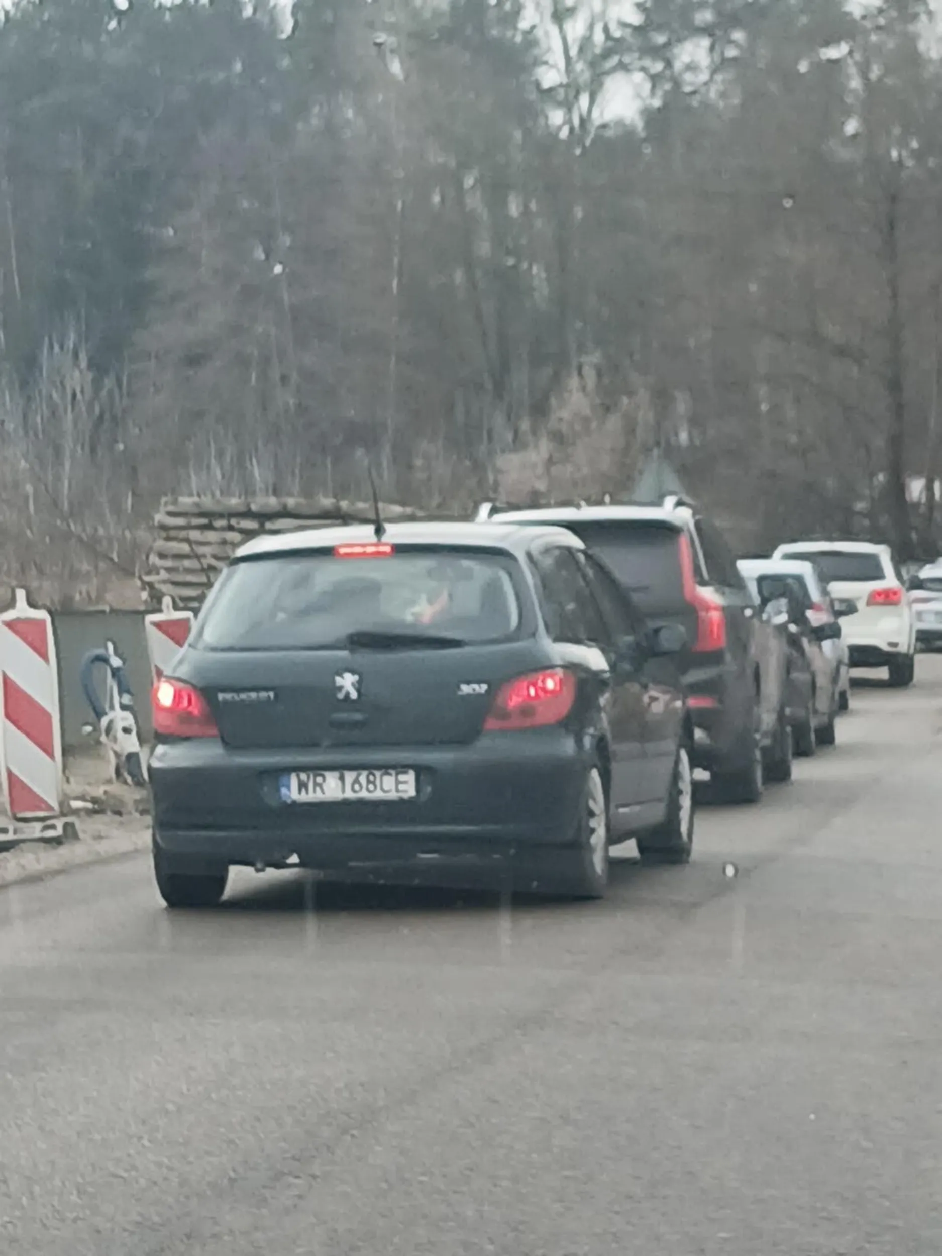 Przejeżdża na czerwonym świetle kretyn