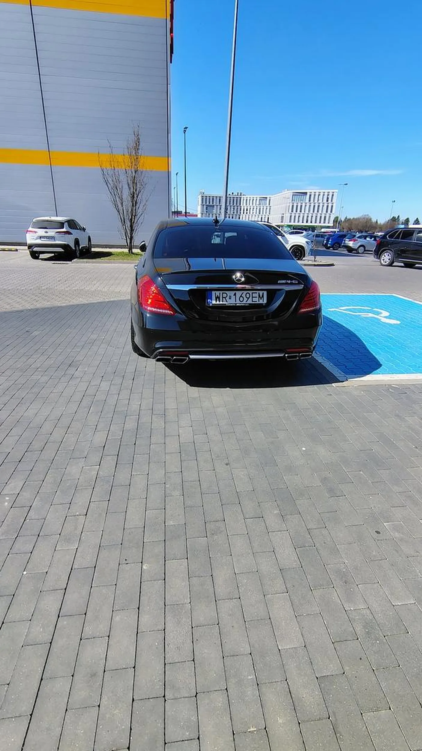 Typ na wielkim parkingu z dużą ilością miejsc, staje w miejscu niedozwolonym, pożal się Boże mercedesem z kierownicą po złej stronie, oponami wysmarowanymi czernidłem i głową która nosi chyba orzeszek w środku.