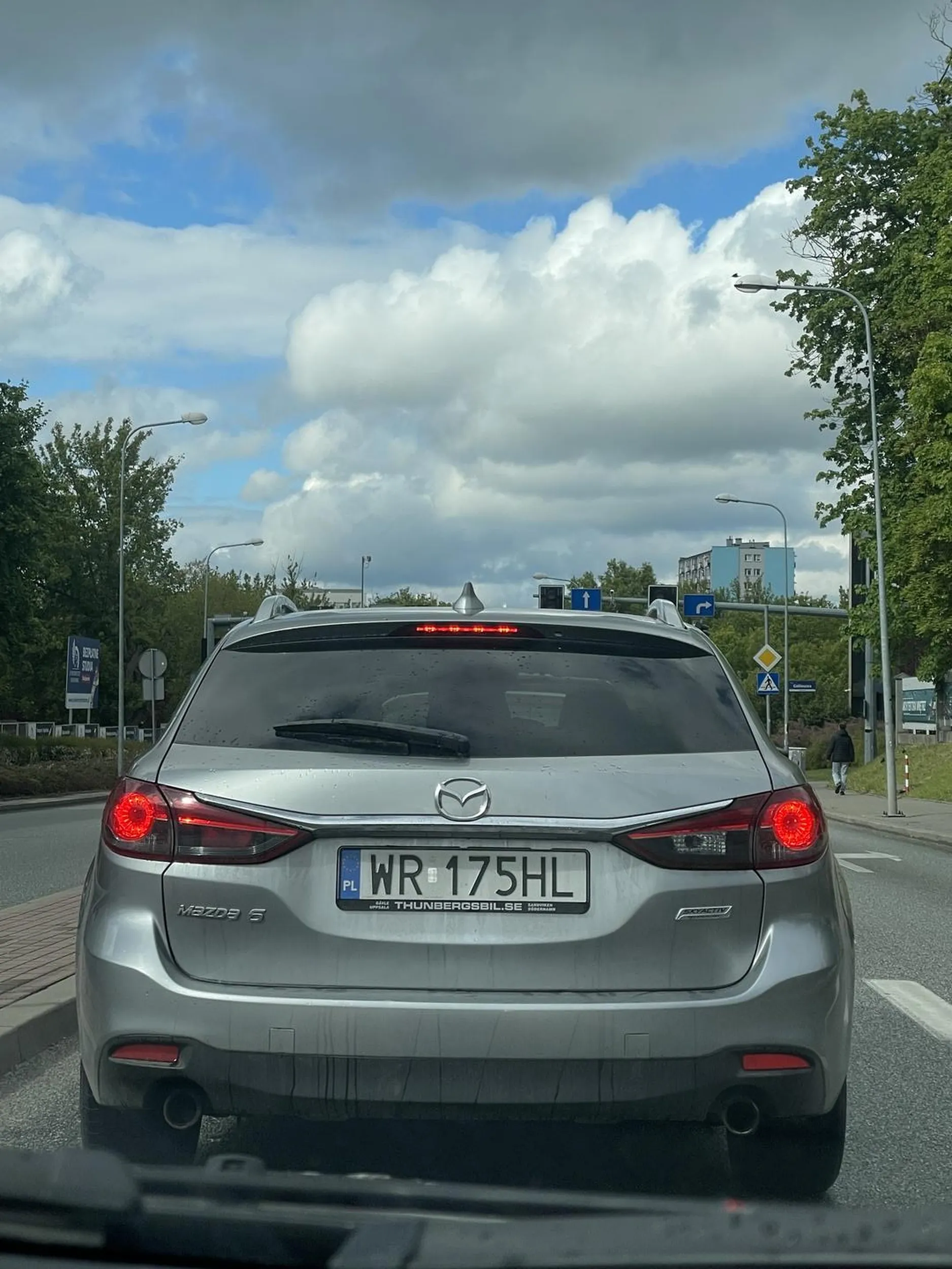 Kierowca jezdzi jakby był pod wpływem alkoholu, tamuje ruch na rondzie