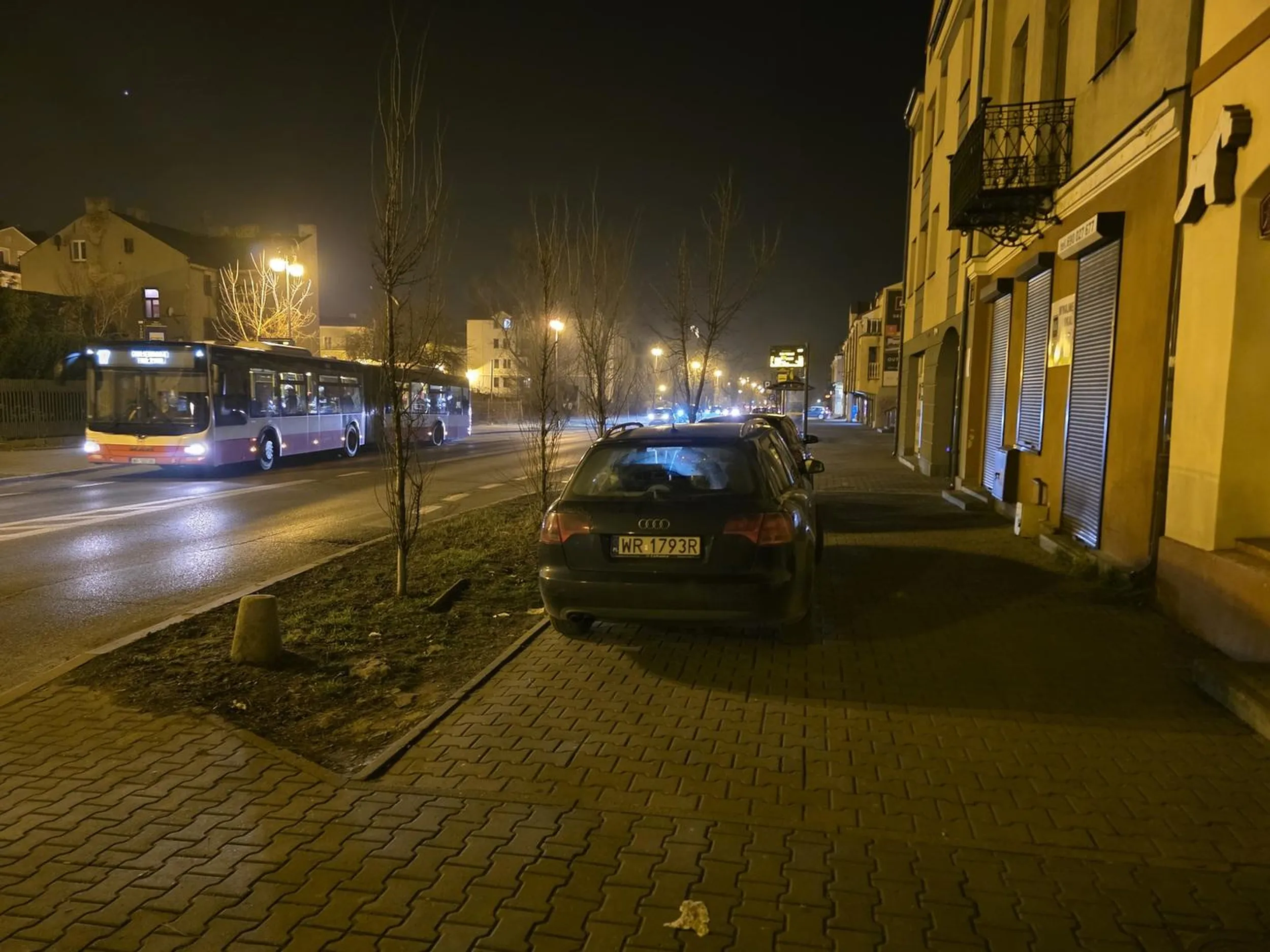 Ten trawnik nie oddziela jezdni od twojego prywatnego miejsca parkingowego