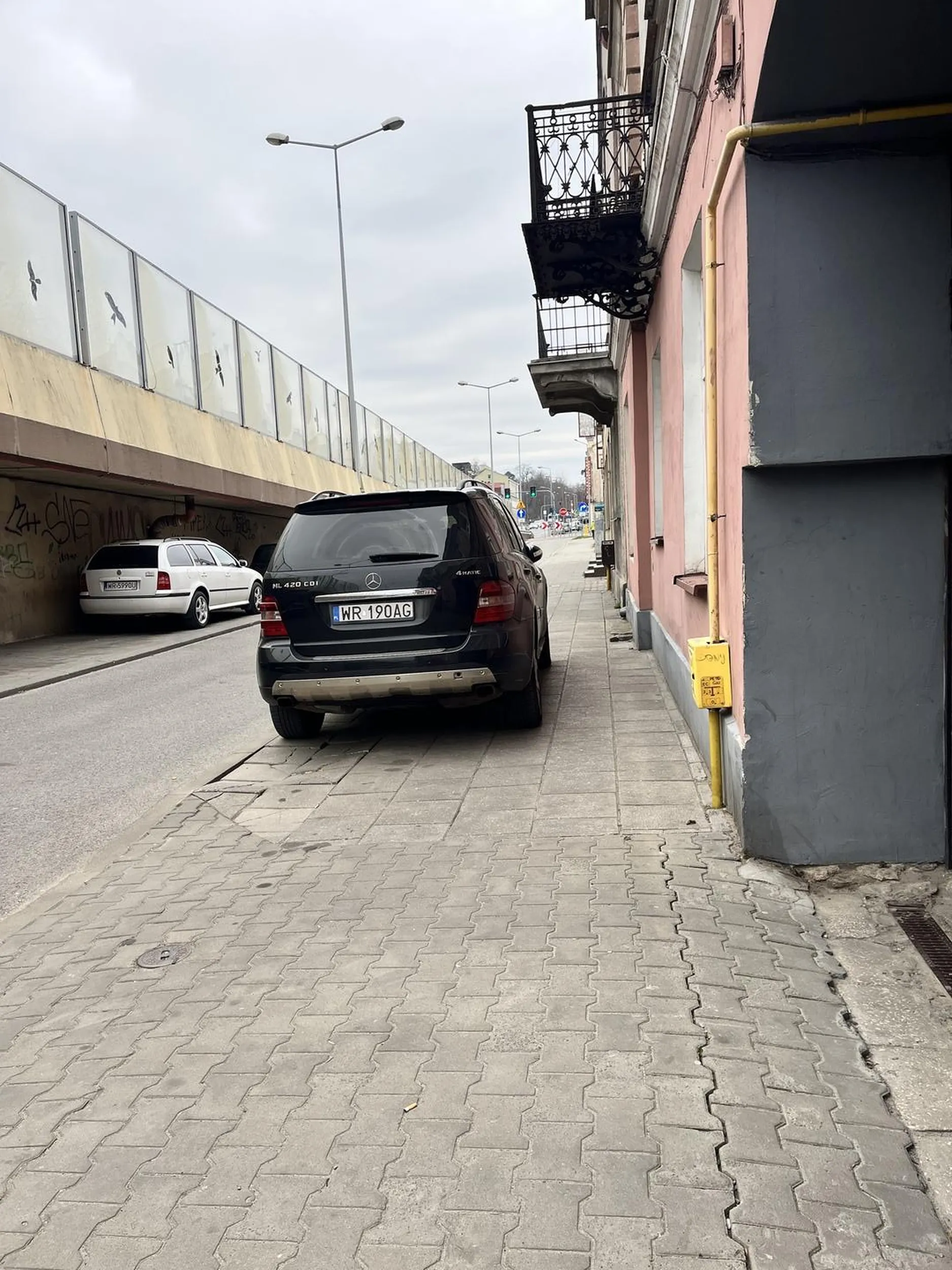 Naucz sie parkować a nie stajesz na całym chodniku