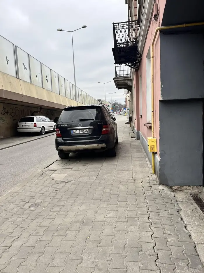 Naucz sie parkować a nie stajesz na całym chodniku