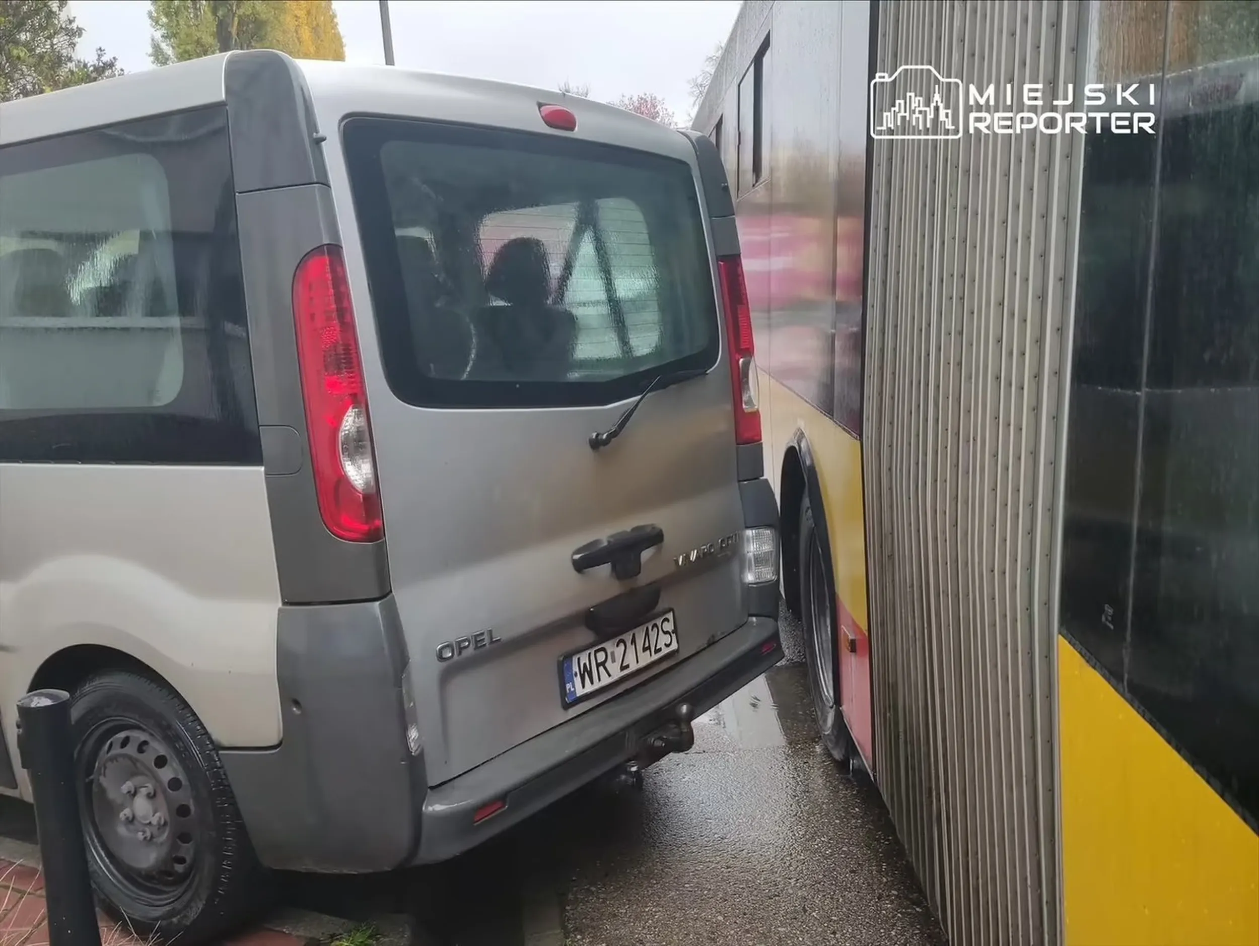 „Przecież musiałem jakoś zaparkować” i zablokować ruch autobusowy