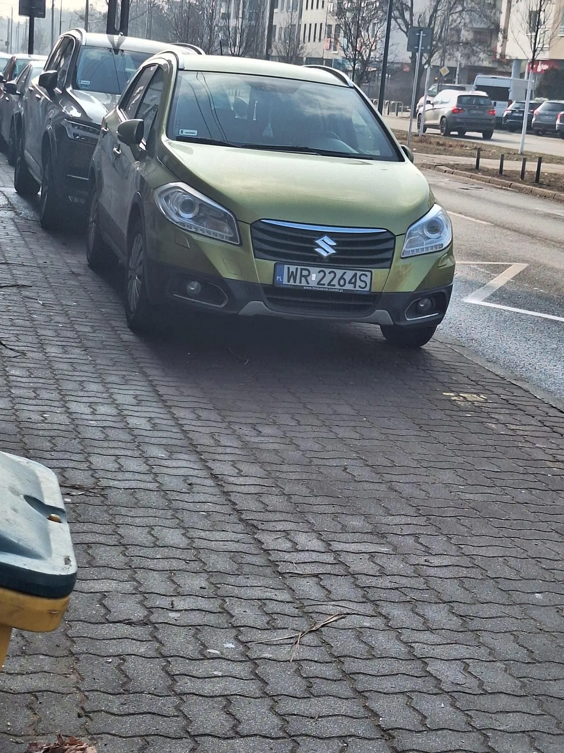 Brak znajomości przepisów kierowca parkuje notorycznie na tym samym przystanku