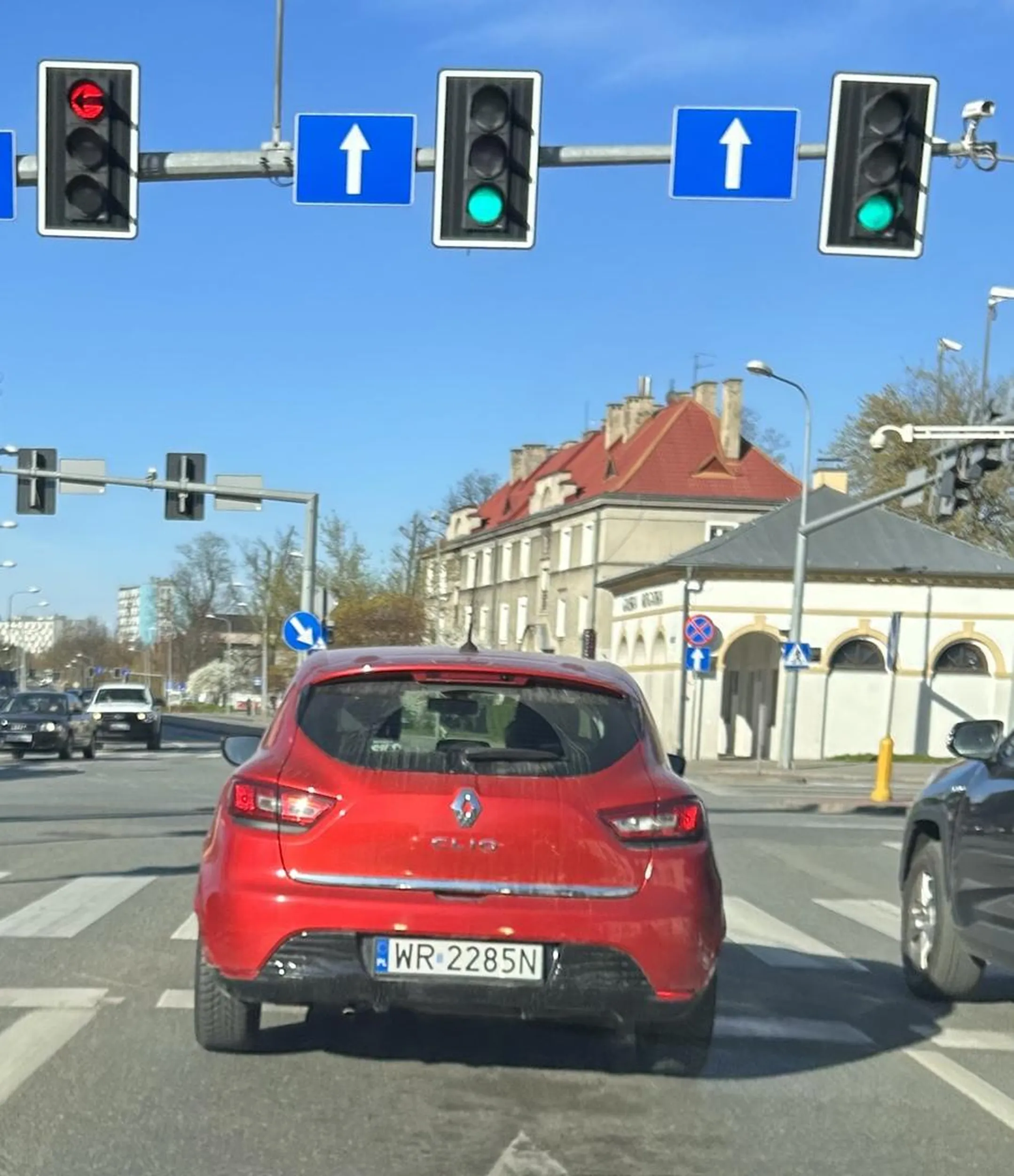 Pan cwaniak próbuje wymusić odszkodowanie. Włącza kierunkowskaz z zamiarem skrętu, hamuje po czym wyłącza go i przyspiesza. Radzę uważać na „kierowcę”.