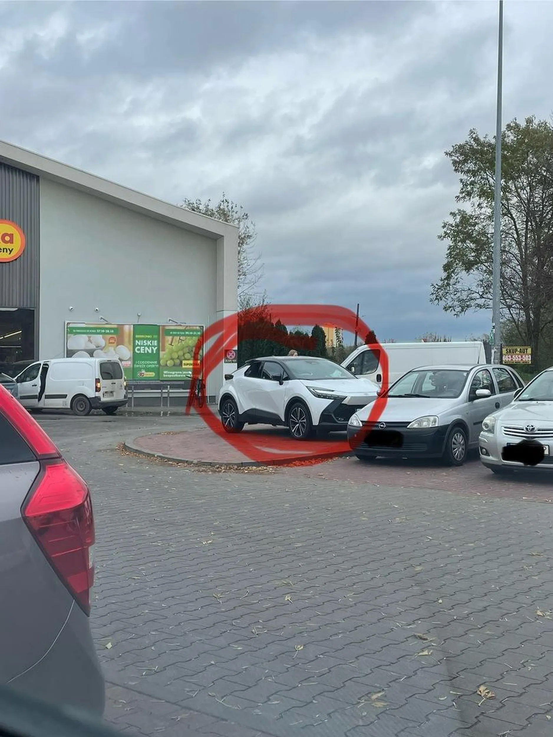 Parkowanie na chodniku aby było bliżej po promocję do biedronki choć na parkingu było conajmiej 20 wolnych miejsc.