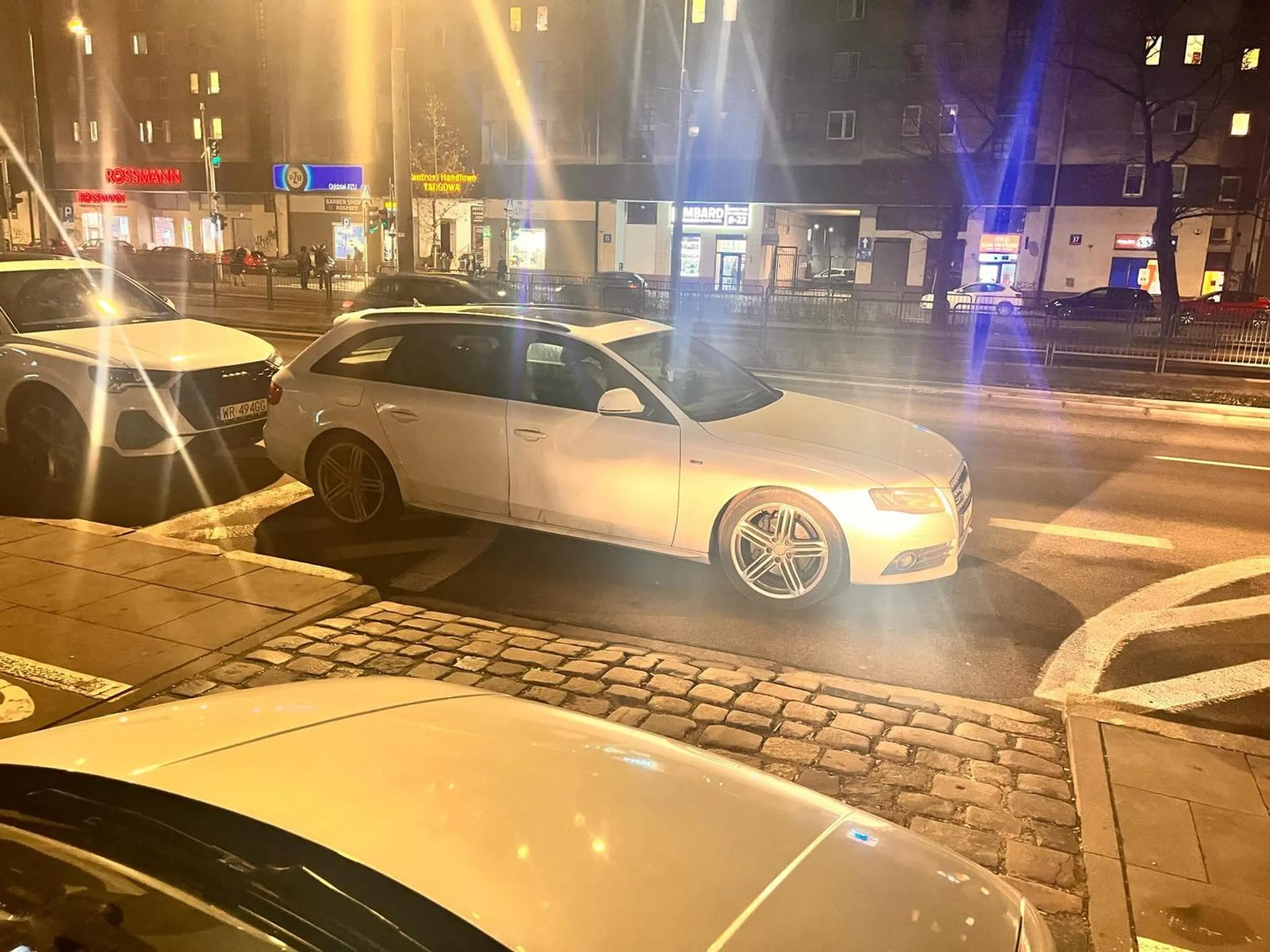 Brawo za piękne parkowanie we wjeździe/wyjeździe z bramy.