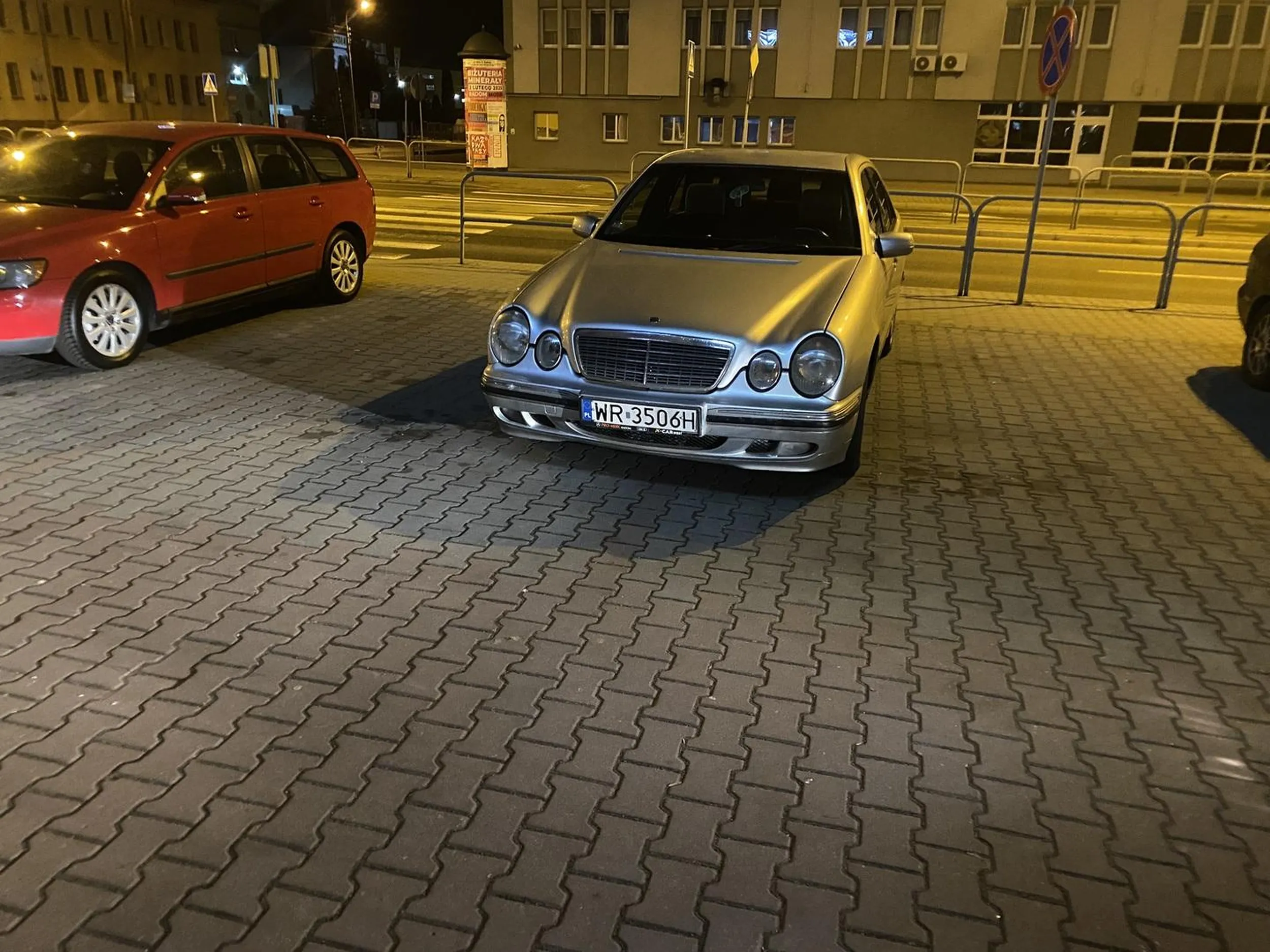 Kolego, tak się chyba nie parkuje, co?