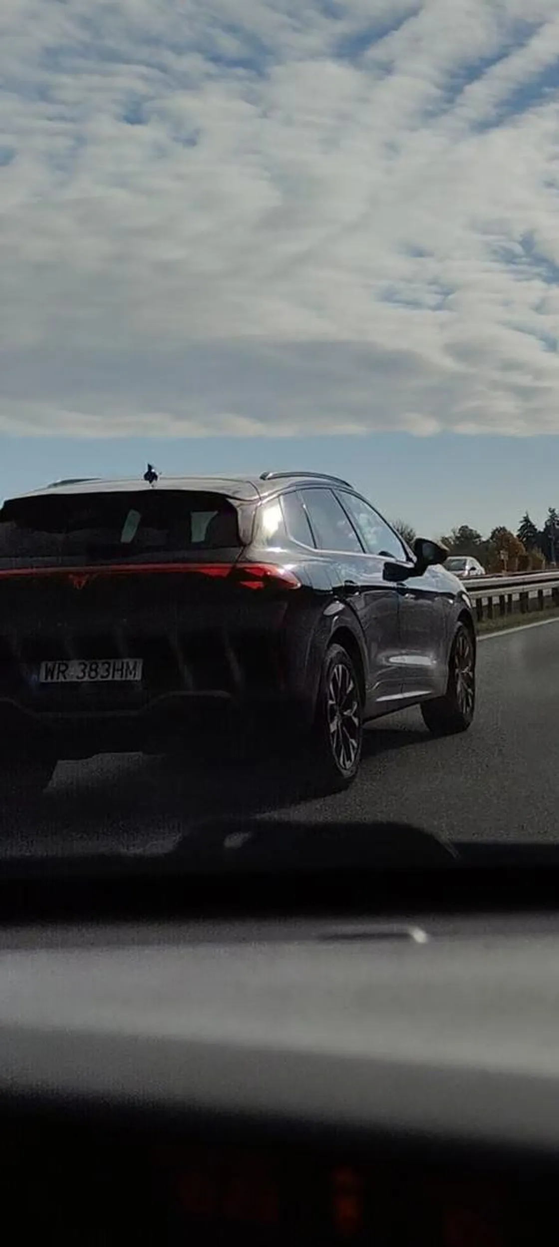 Kawał radomskiego chama na drodze. 180 km/h zaraz za odcinkowym pomiarem prędkości w kierunku Radomia za Białobrzegami na S7. Zbierasz sie do wyprzedzania jak kot do srania. A jak człowiek chce wyprzedzić kogoś z prawego pasa to dajesz gaz w pizde.