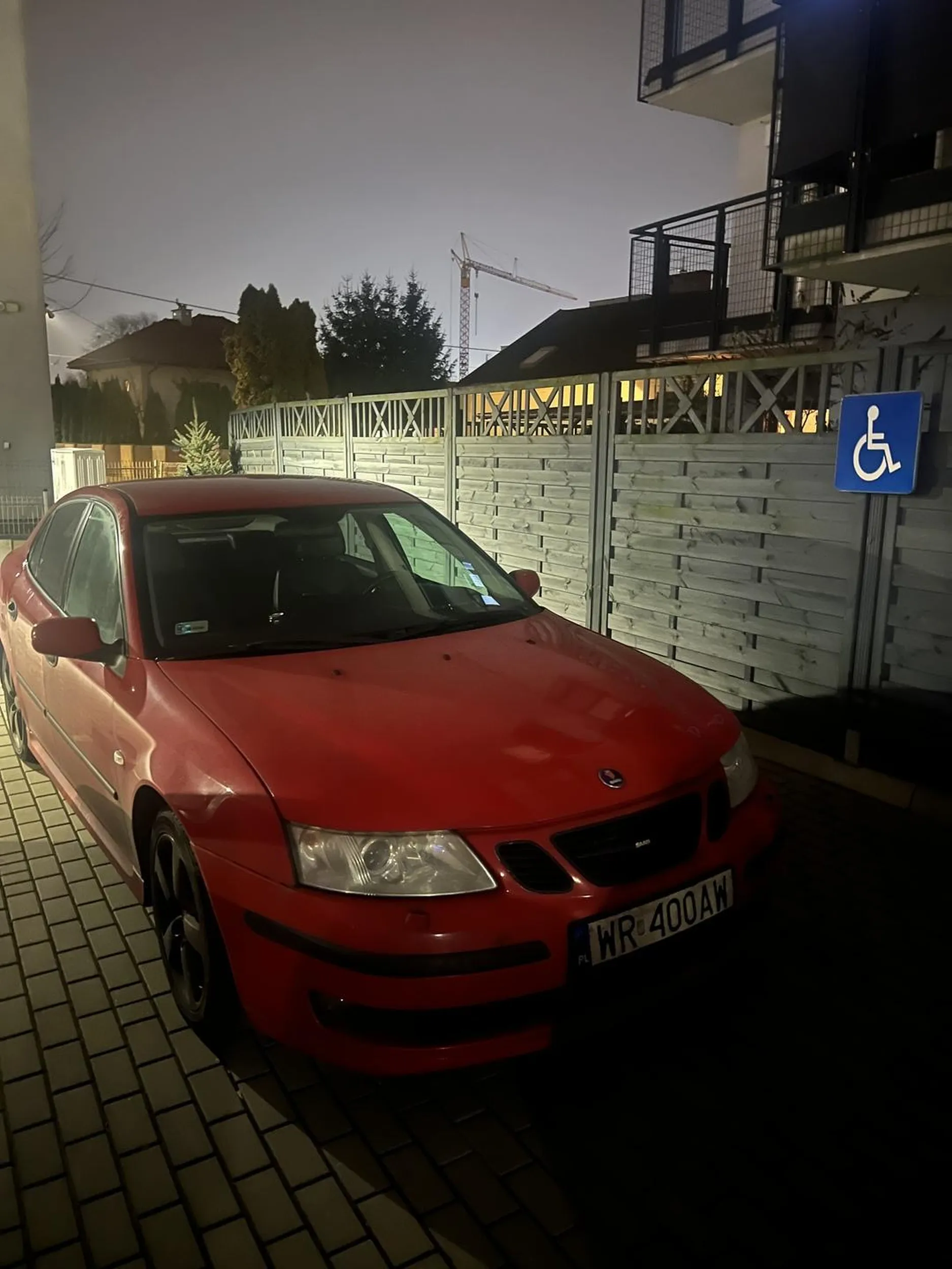 Pajac staje na miejscu dla niepełnosprawnych