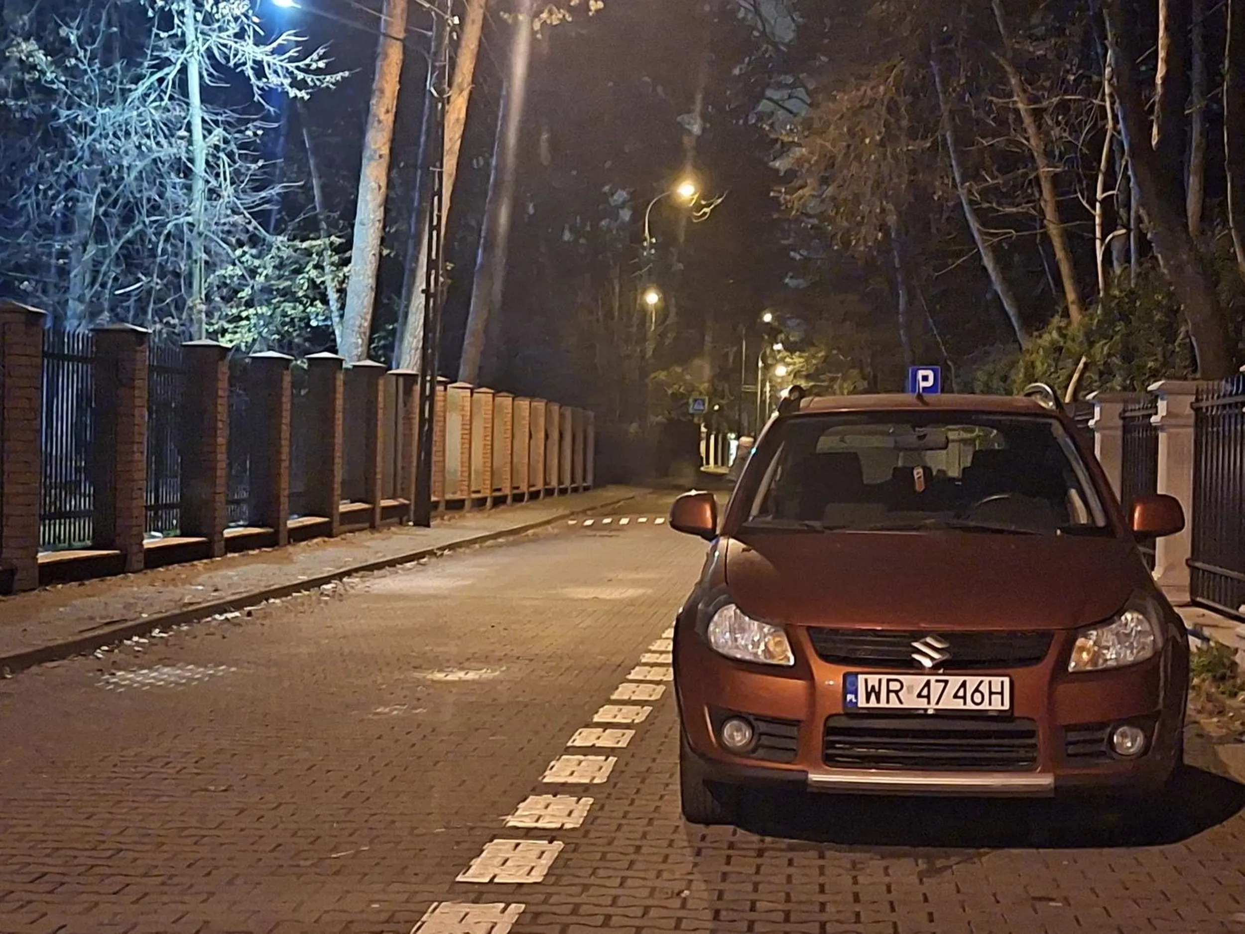 Pod prąd na jednokierunkowej pod szkołą.