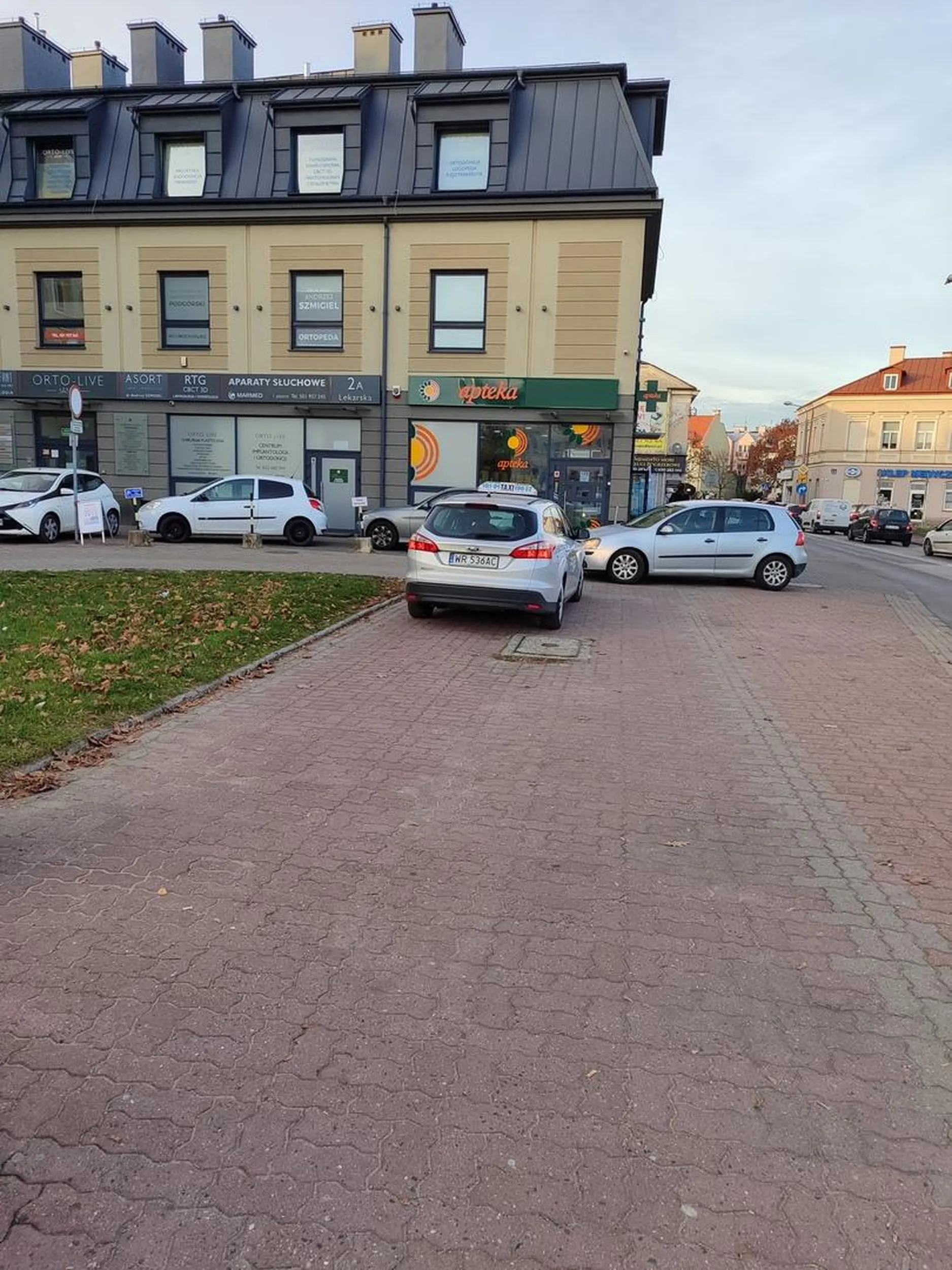 Taksówkarz totalny cham,jeździ po chodniku ,ostentacyjnie krzyczy na przechodniów aby Ci schodzili mu z drogi,wyzywa ,na zwrócona uwagę unosi się niegrzecznie i wulgarnie