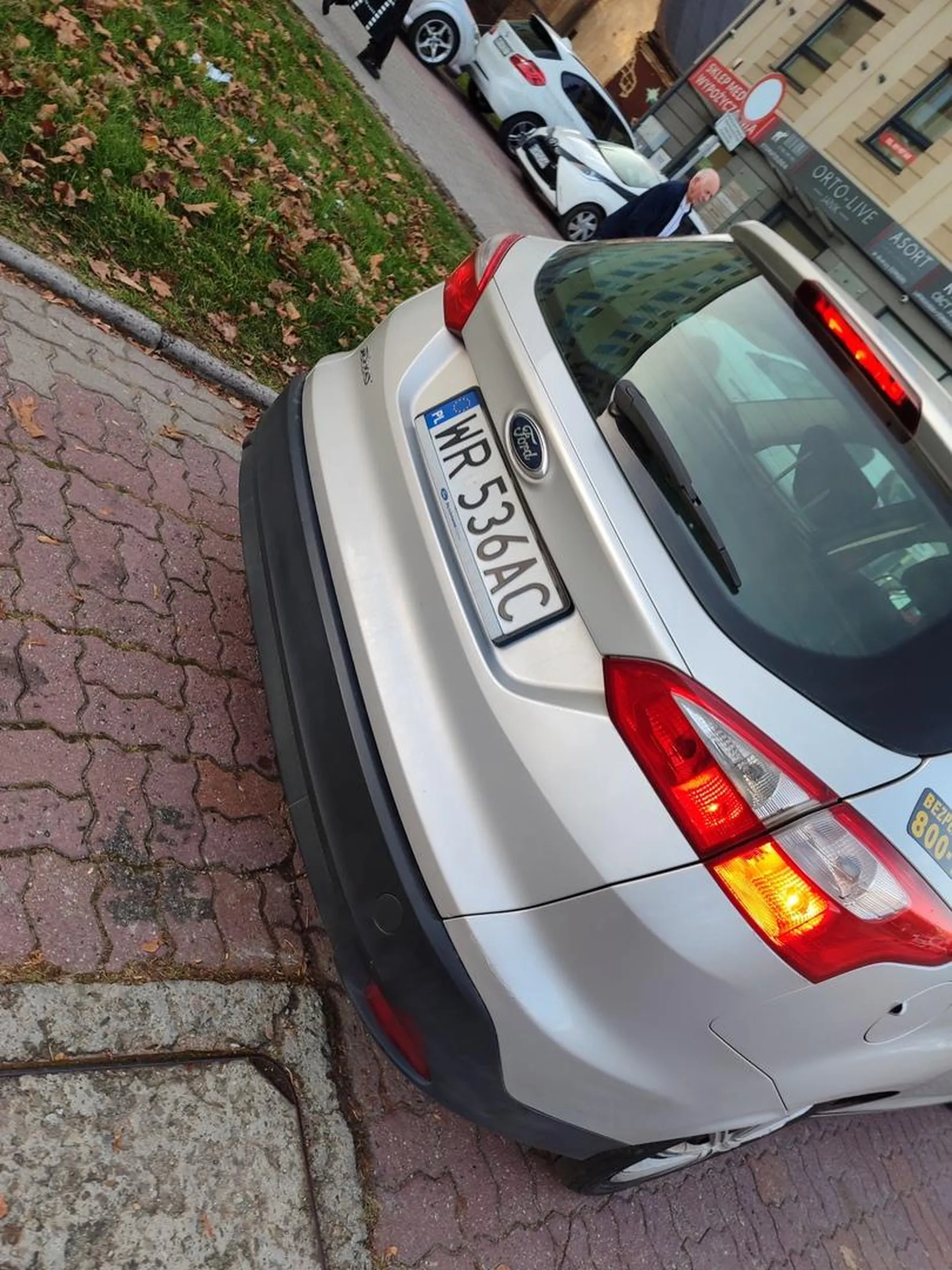 Taksówkarz totalny cham,jeździ po chodniku ,ostentacyjnie krzyczy na przechodniów aby Ci schodzili mu z drogi,wyzywa ,na zwrócona uwagę unosi się niegrzecznie i wulgarnie