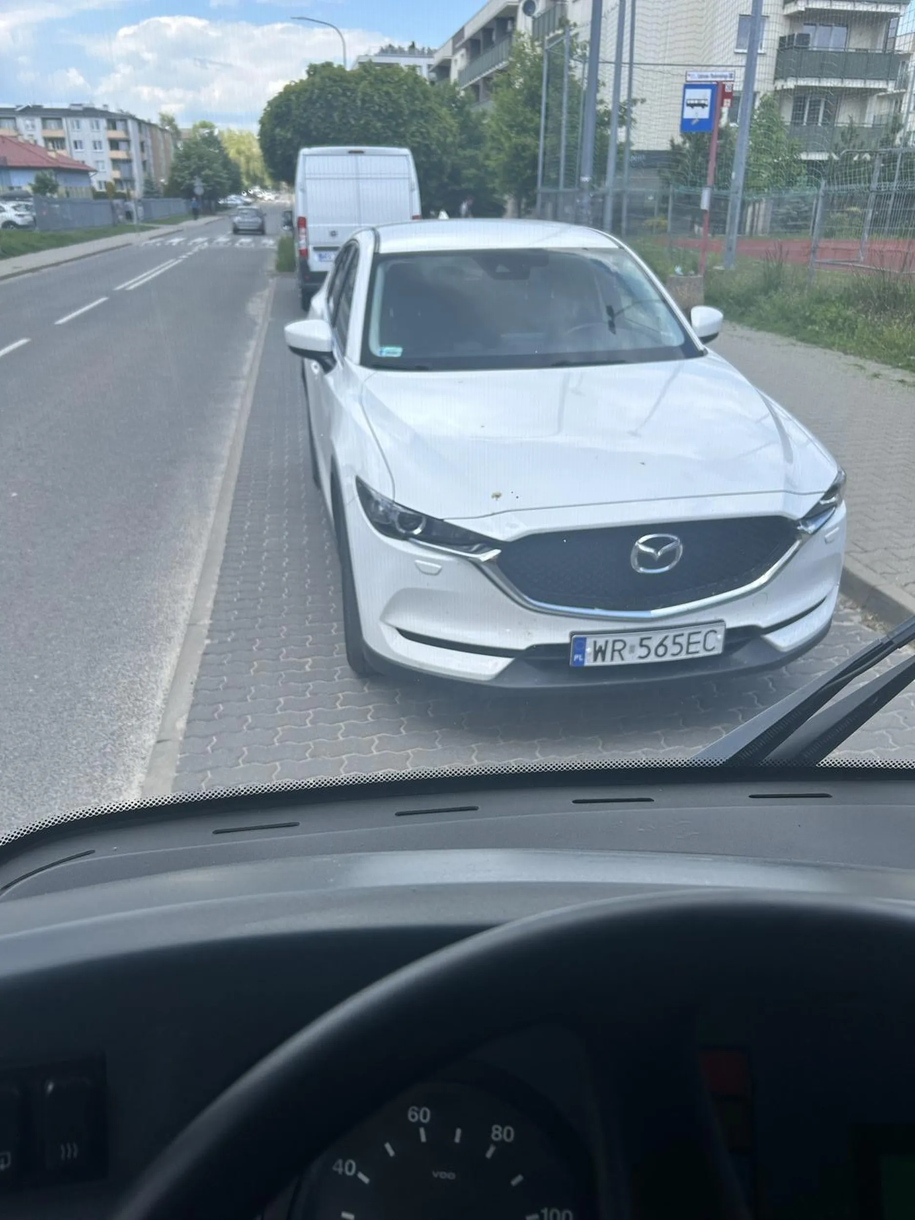 Idź kupić karnet na siłownie, widać że to przynajmniej daje efekty. Prawko zostaw na półce bo zabawkowe się nie liczy. Pare miejsc wolnych po drugiej stronie ale zatoczka lepsza. Pozdrawiam mięśniaku ?ps. Nie stresuj się tak bo masz swoje lata