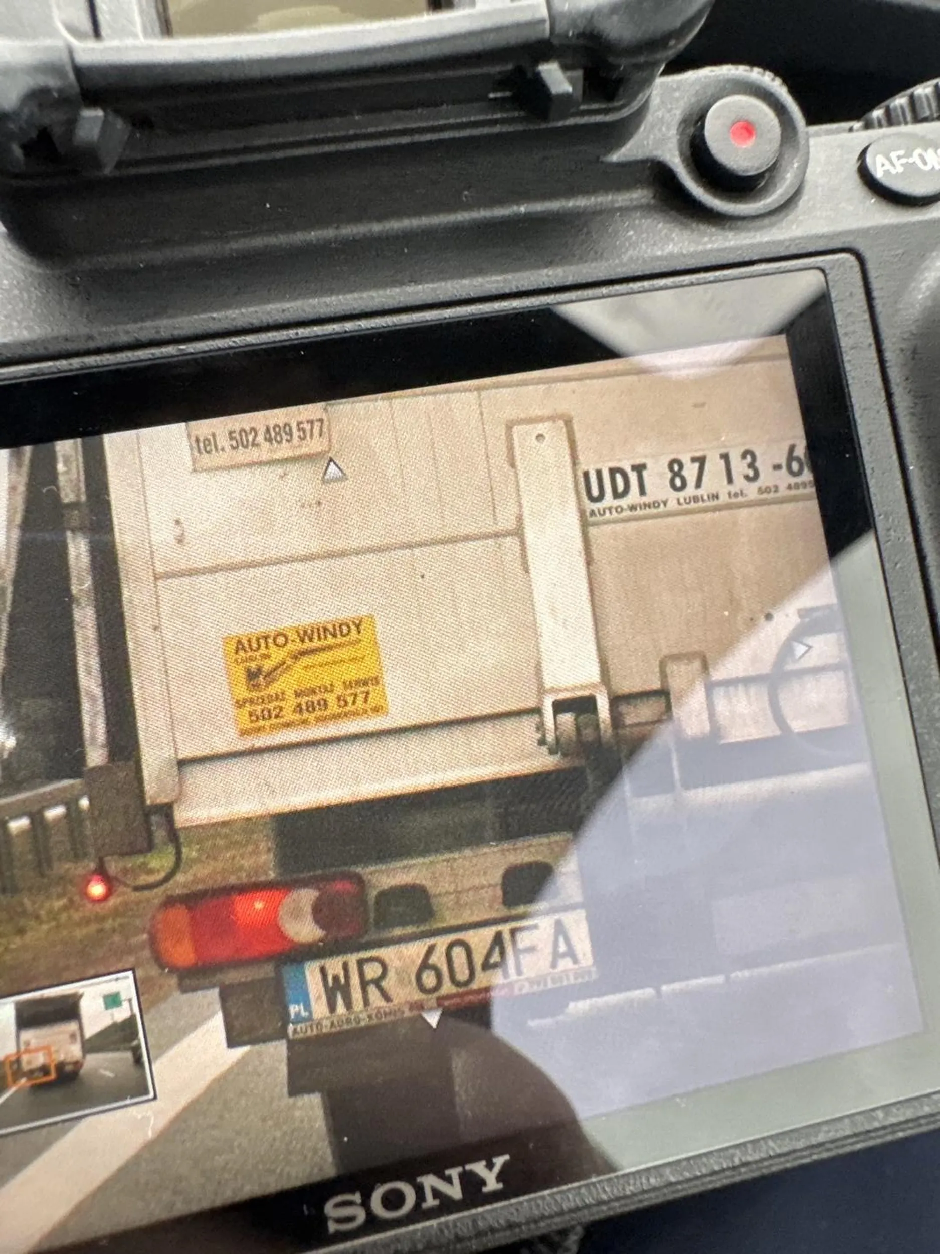 jedzie bez uprawnien przeladowany buja go tworzy niebezpieczenstwo na drodze i blokuje lewy pas jadac 70 na godzine