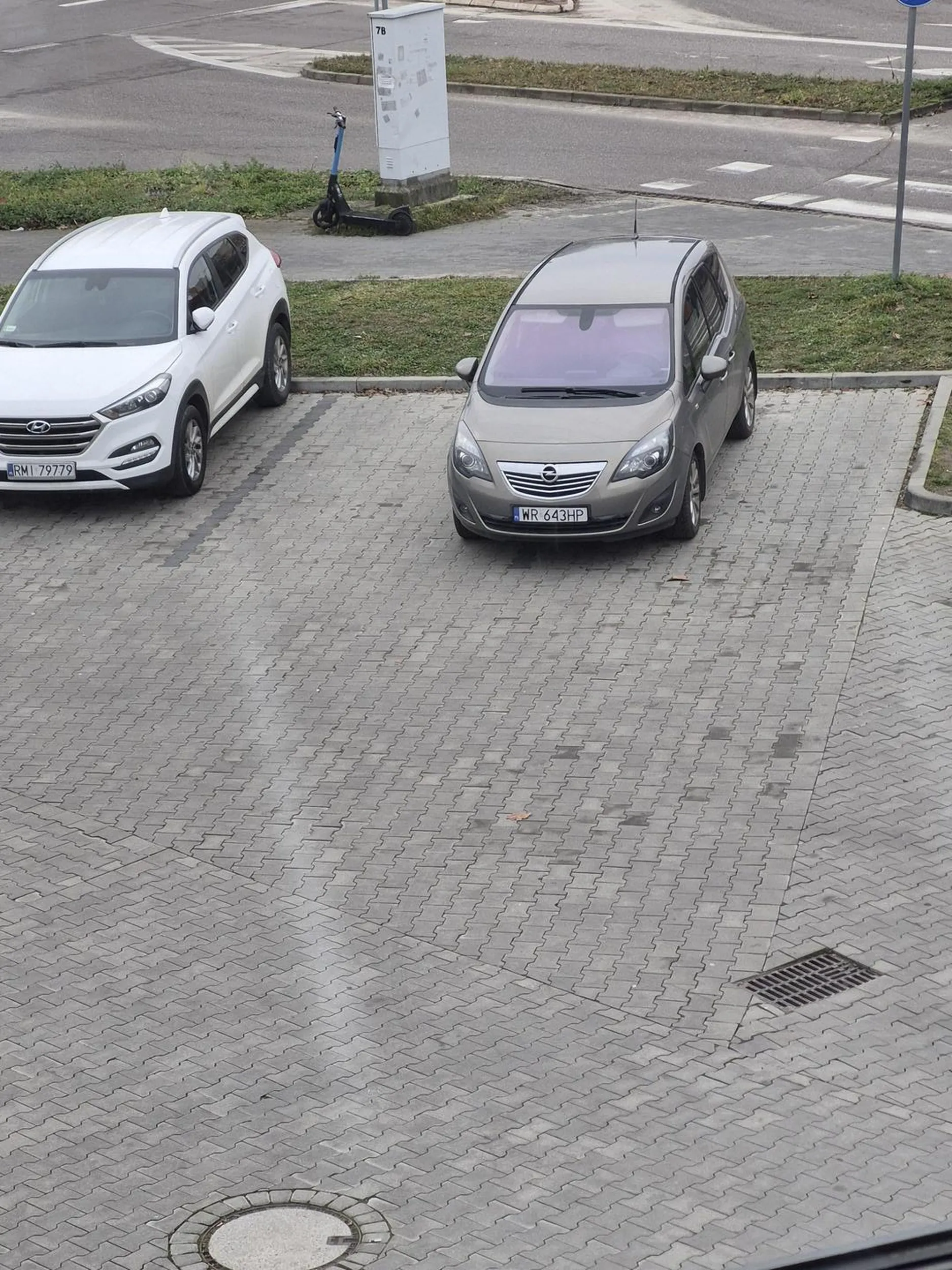 Miejsca do cholery ale krowa woli stanąć na dwóch miejscach swoim zginitym szrotem! Pozdrawiam, Johnny SinS