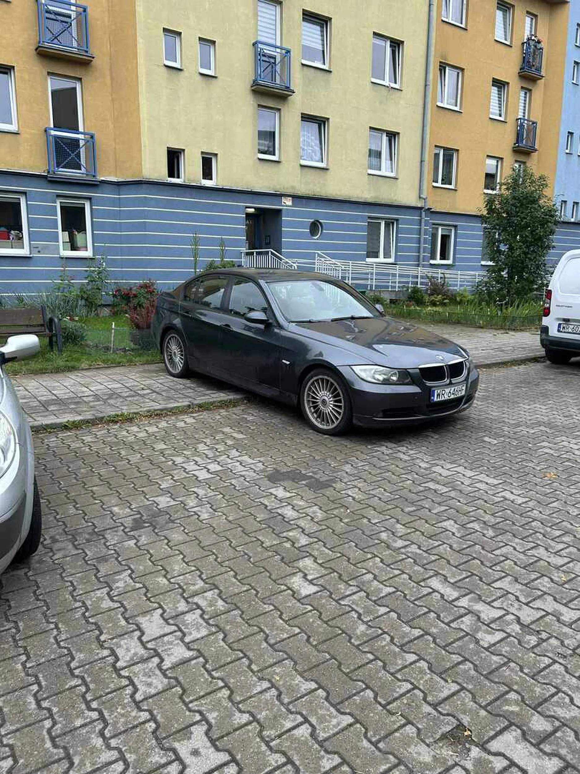 kierowca na owym zdjęciu pokazuje jak powinni parkować kierowcy bmw z ujemnym chromosomem nierozważna jazda (120 km w mieście)