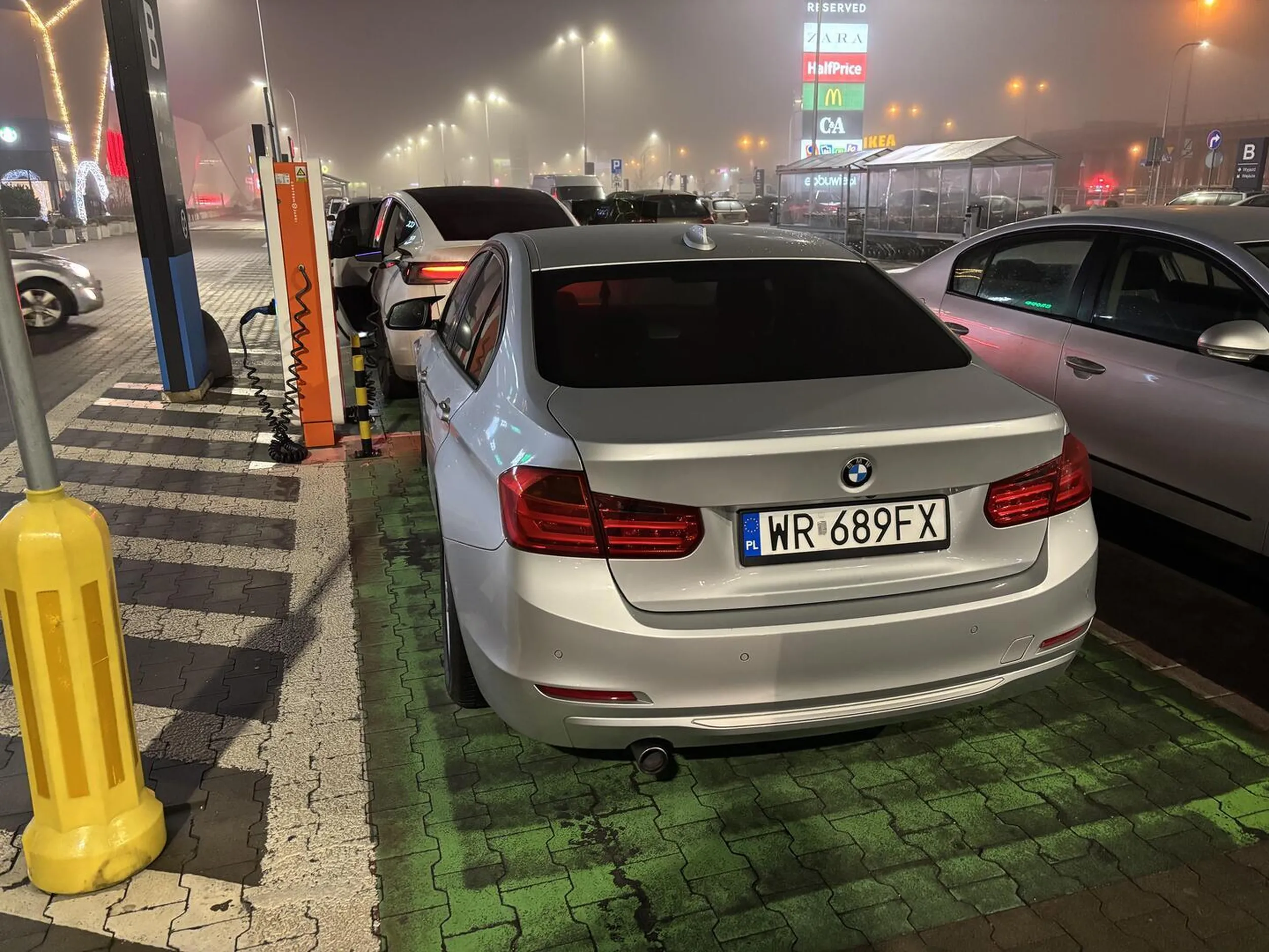 Zasięg na benzynie: OK. Zasięg kultury parkowania: 0 km.