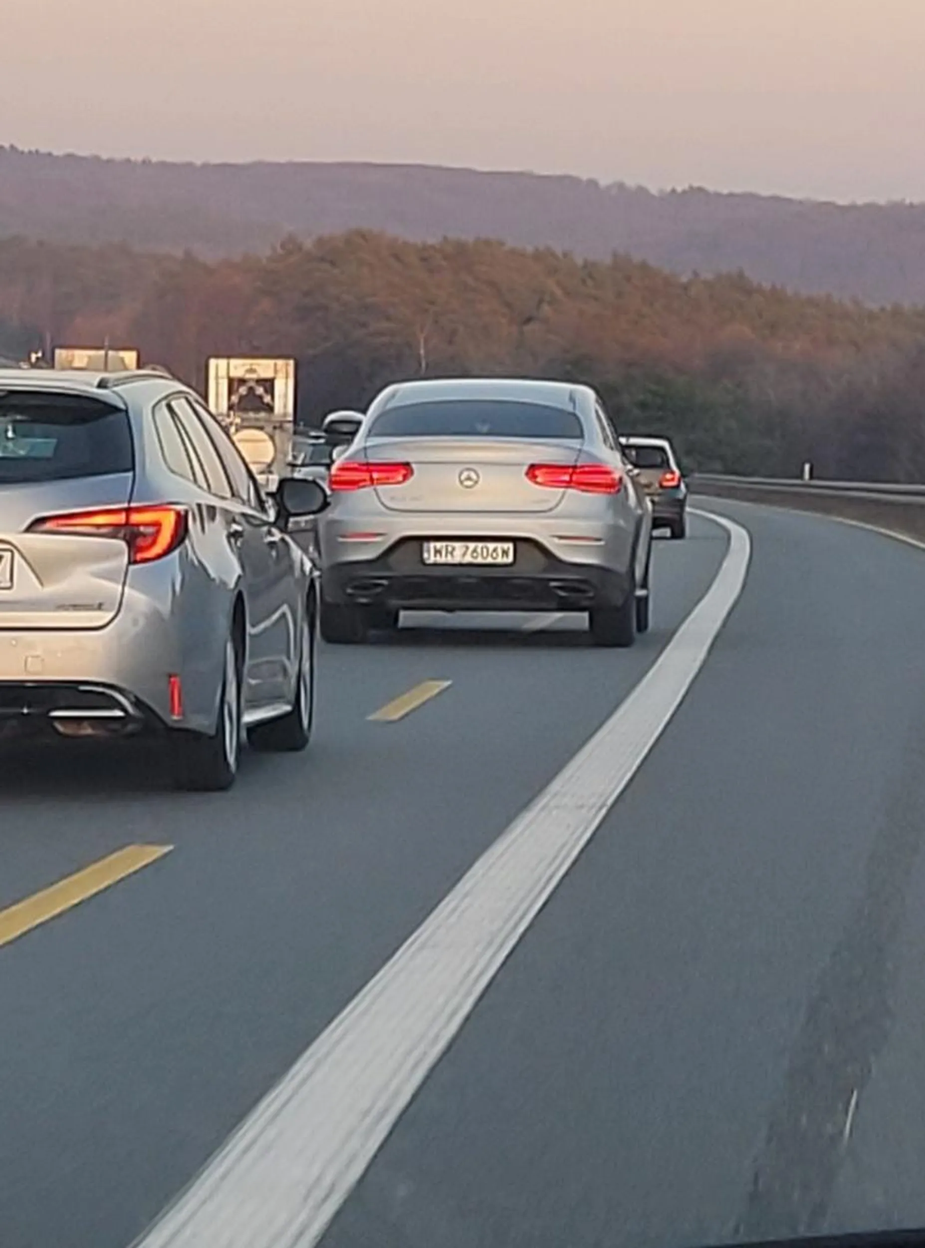 Jako zadanie domowe, proszę sobie  przypomnieć do czego służą żółte linie na jezdni