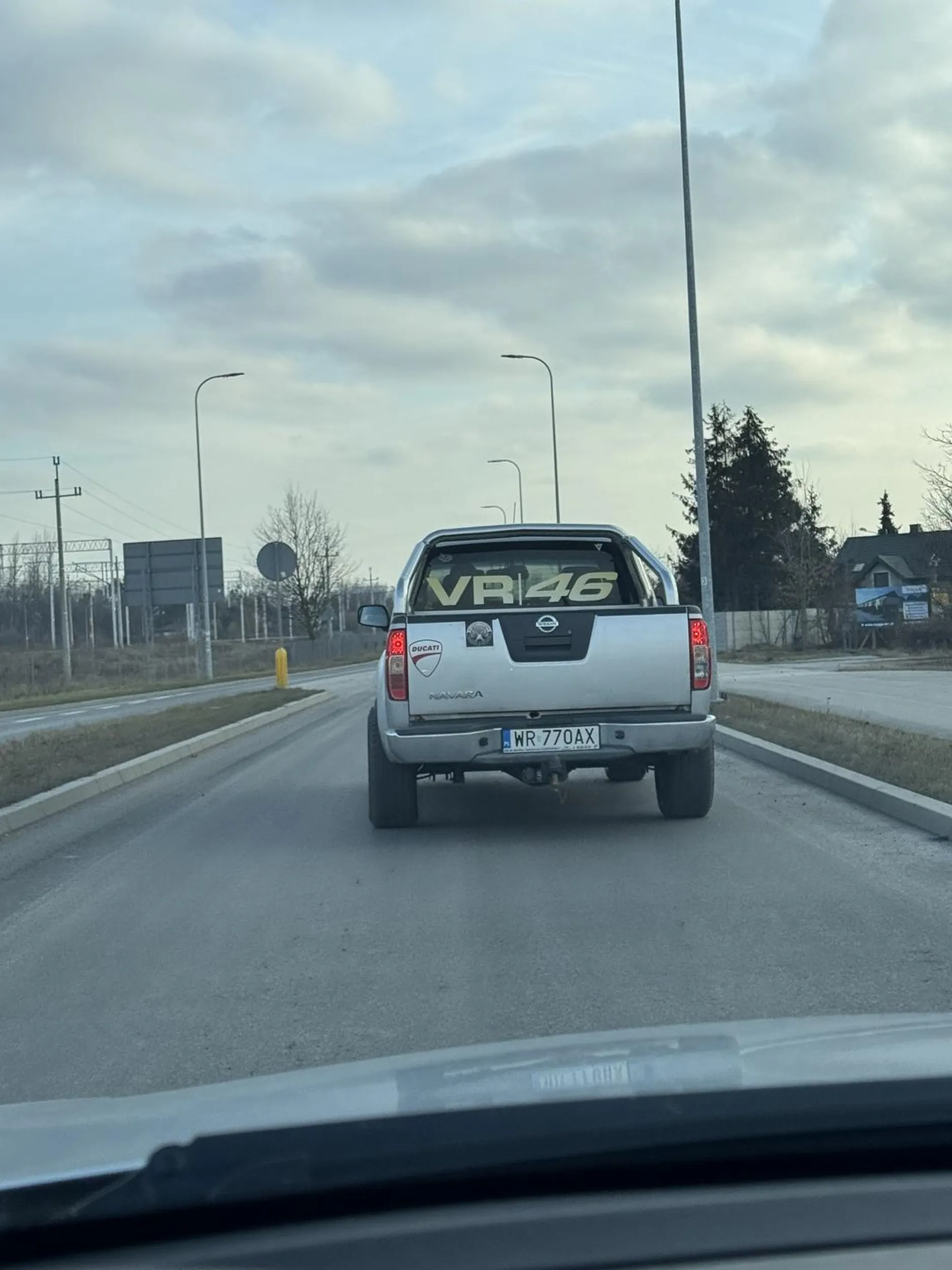 Totalny burak. Jechałam z dzieckiem a on hamował nam do zera i się śmiał w lusterku ?? Brawo gburze. Przestraszyłeś dziecko i się z tego śmiałeś… A przypomnę, to Ty wymusiłeś pierwszeństwo, wiesz masz szczęście, że Cię wpuściłam ;)