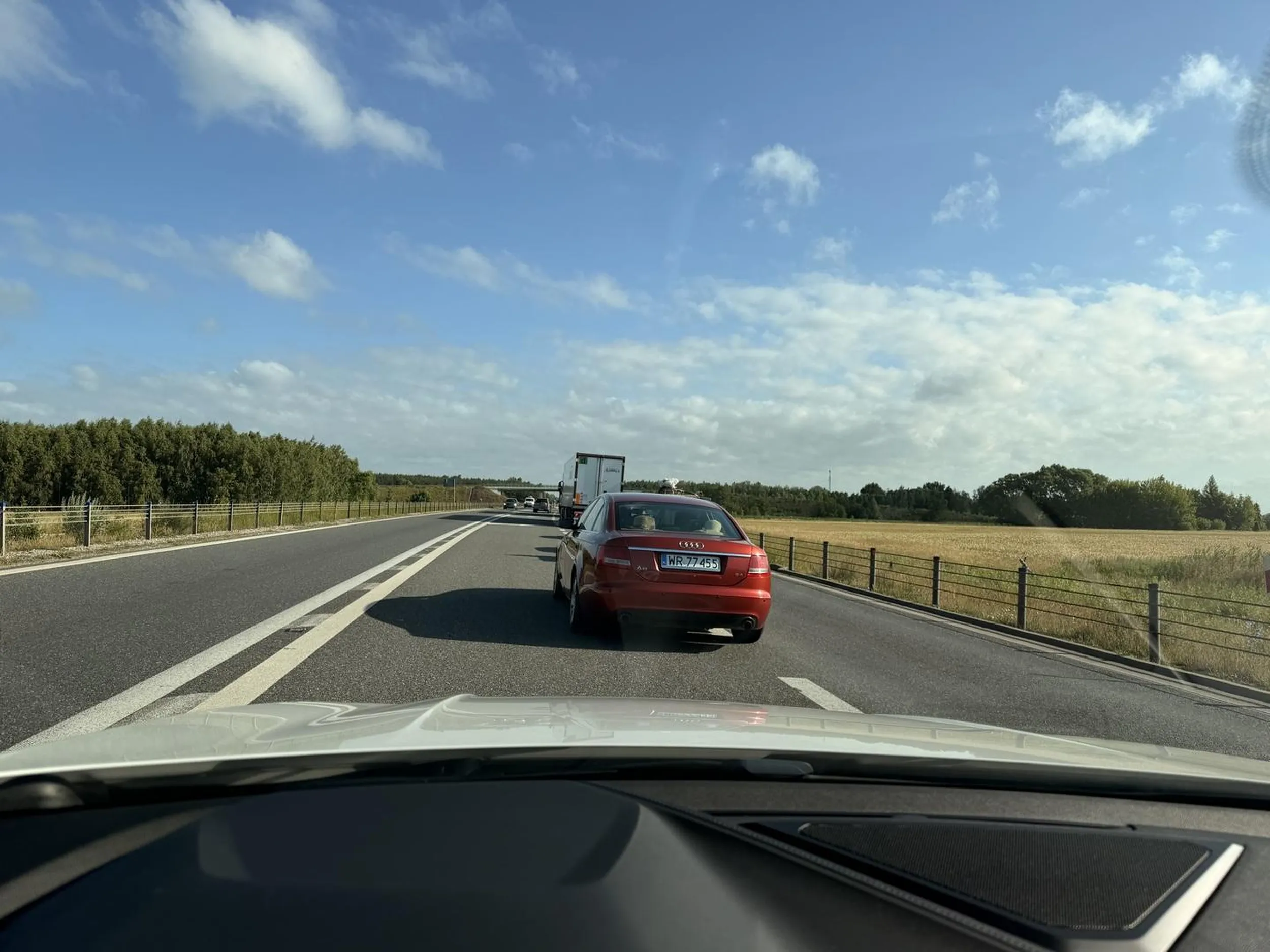 Kierowca nie rozumie czym jest jazda na suwak i wjeżdża na kończący się pas aby inny kierowca nie mógł dojechać do końca i się włączyć