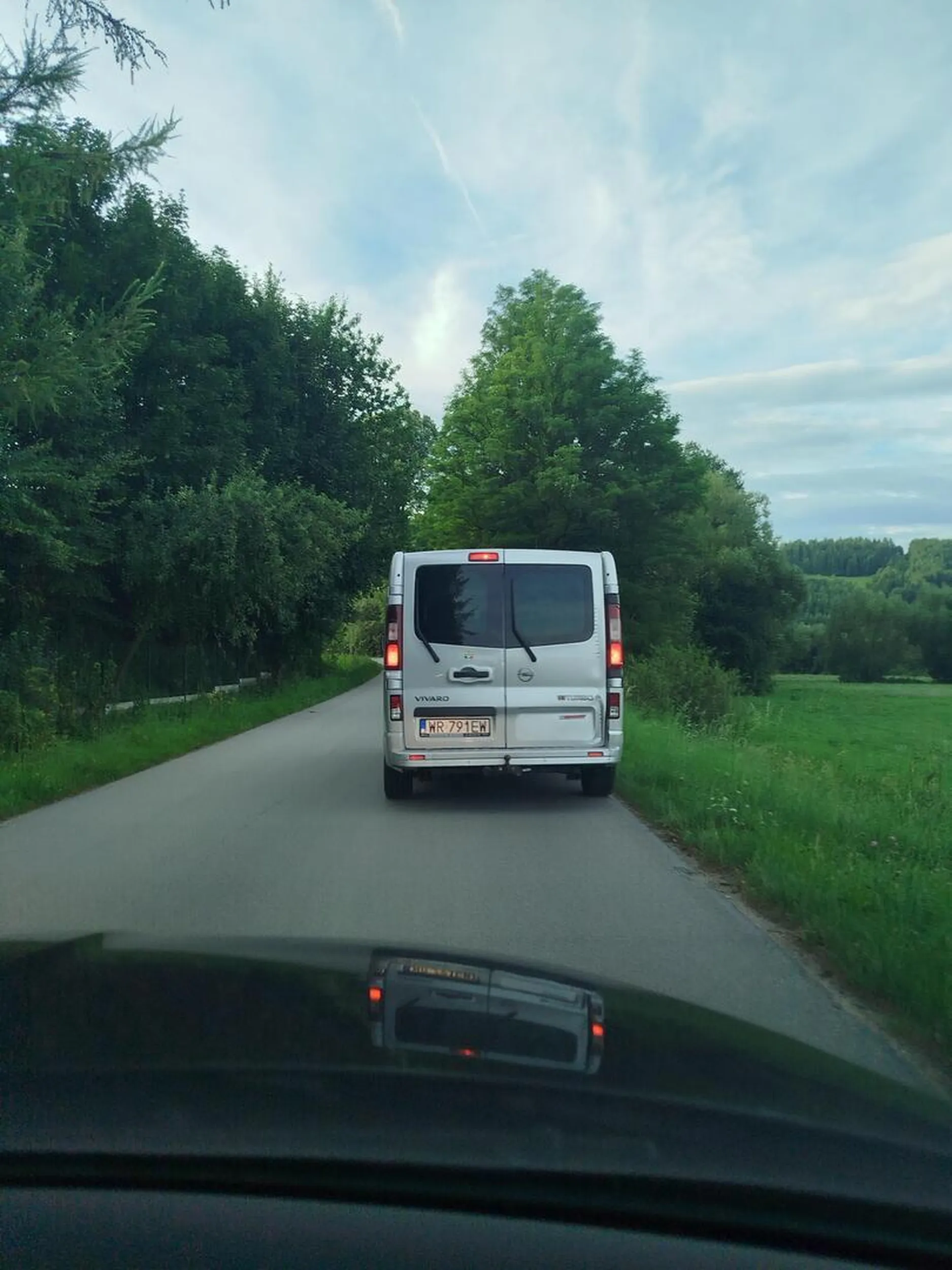 Uszkodził mi szybę ,jak go dogoniłem poprosiłem żeby zjechać na parking i spokojnie porozmawiać to się rzucać zaczal a na końcu uciekł na czerwonym świetle .  Sprawa już zgłoszona na policji .