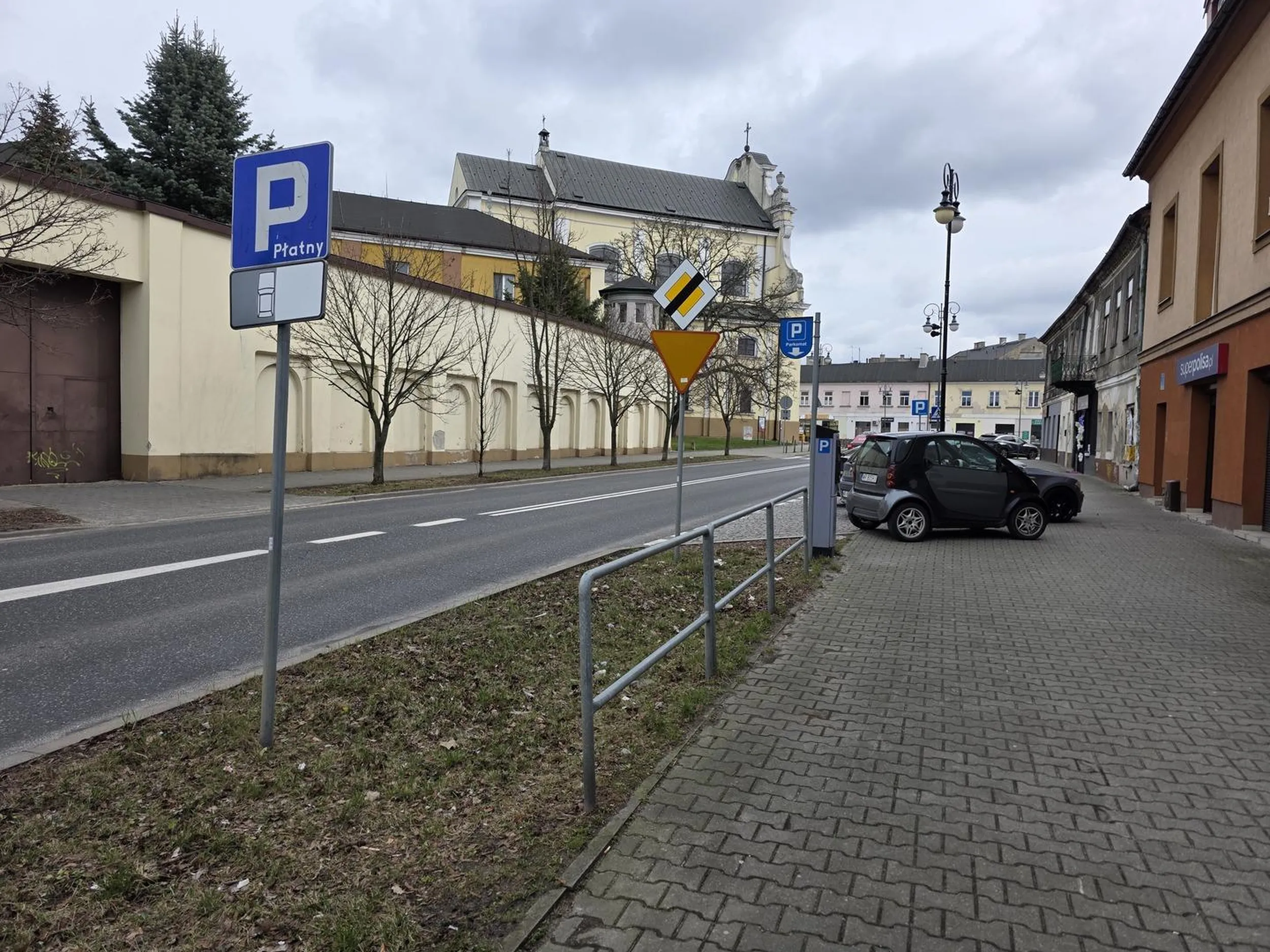 Nie dość że parking równoległy to jeszcze go całego przejechał i zaparkował za. Brawo!