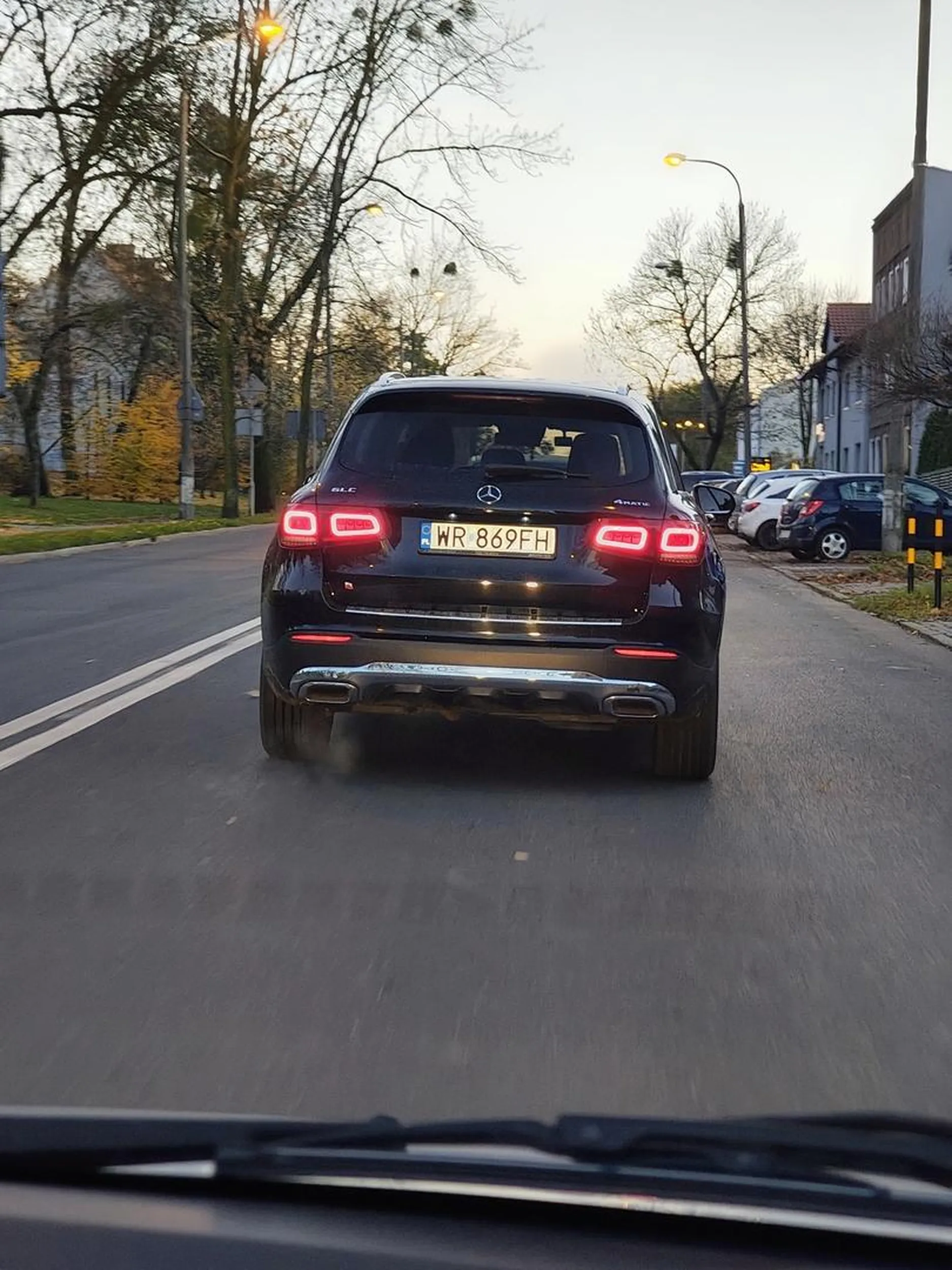 Kierowca gbur. Wciska się na skrzyżowanie wymuszając pierwszeństwo i wciskając się na silę po częsci jezdni wylączonej z ruchu (znaki poziome). Krzyczy przez okno i obraża innych kierowców. Zero empatii wychowania. Widać, że dużym autem musiał sobie skompensować braki w głowie lub w innym miejscu.