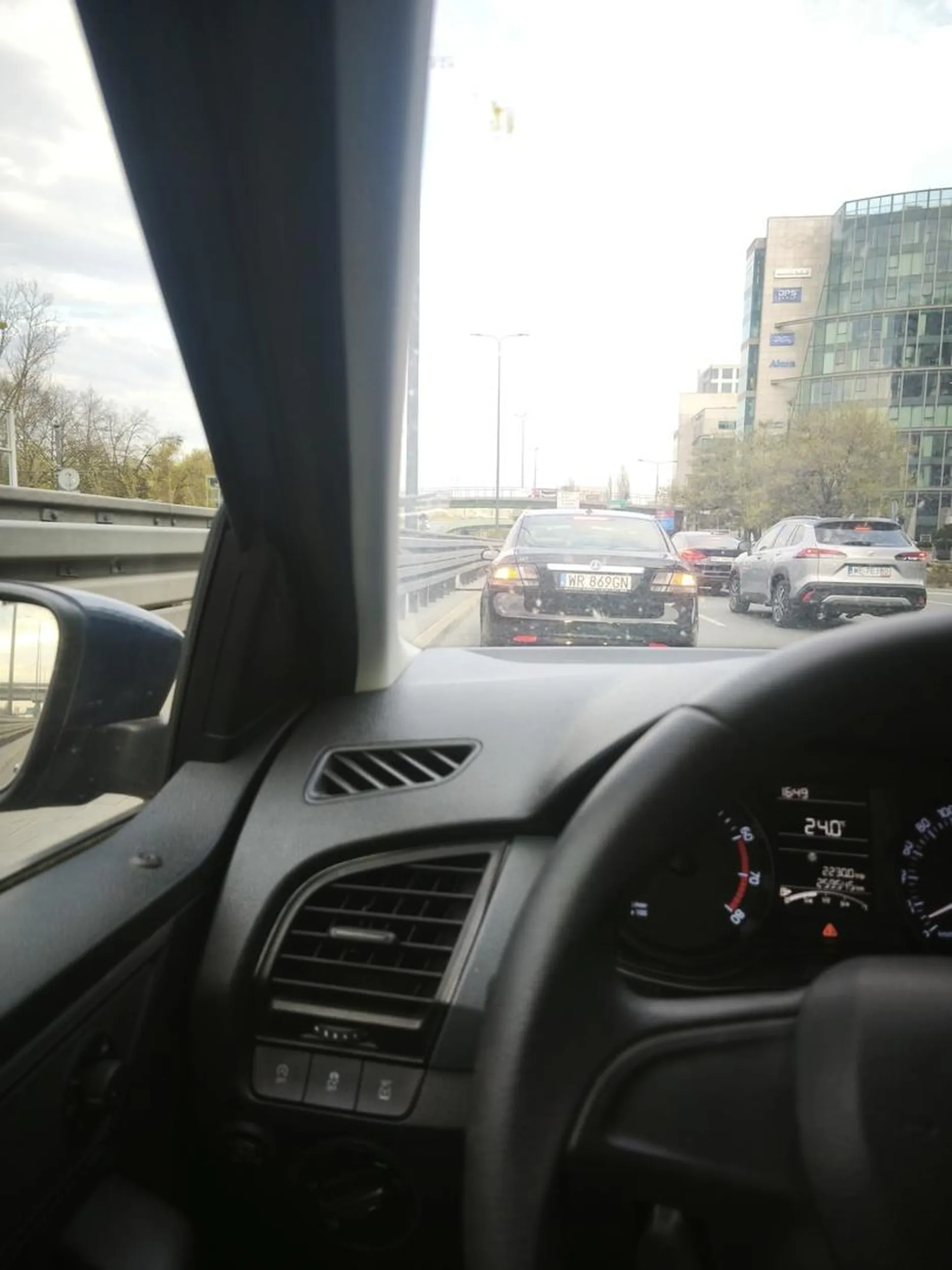 Za każdym przy każdym akcie hamowania zapalają Ci się światła cofania