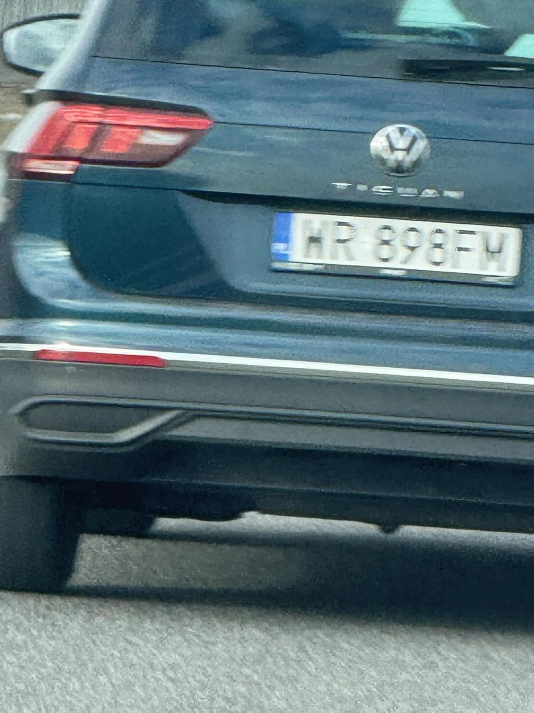 Pana chyba boli środkowy palec bo cały czas go pokazuje. Jazda po powierzchni wyłączonej z ruchu włączając się na ekspresówkę zmuszając do hamowania inne pojazdy trochę nie na miejscu.