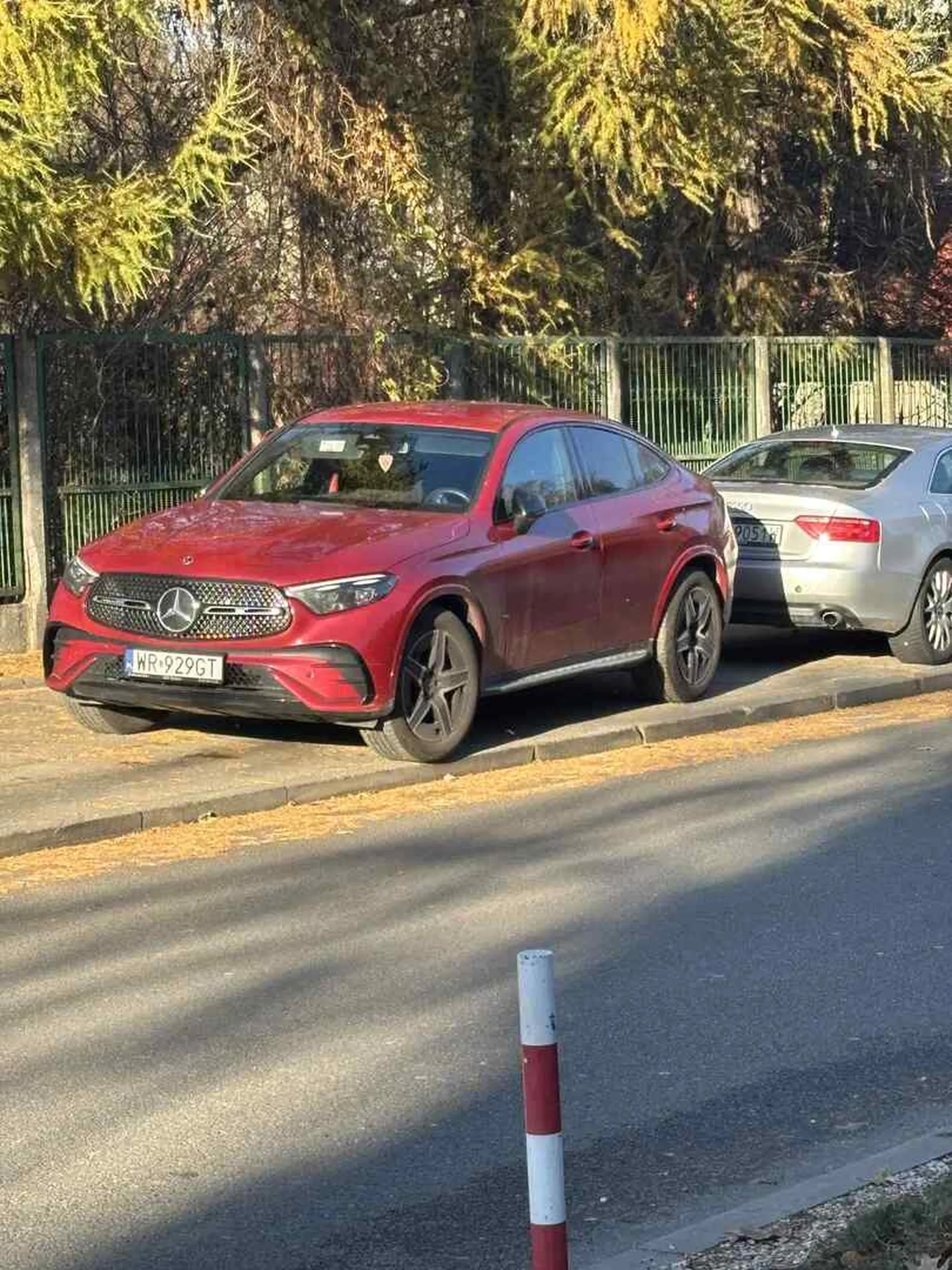 Mercedes niby klasa ale jednak kierowca żadnej klasy nie pokazuje parkując na chodniku blokując przejście