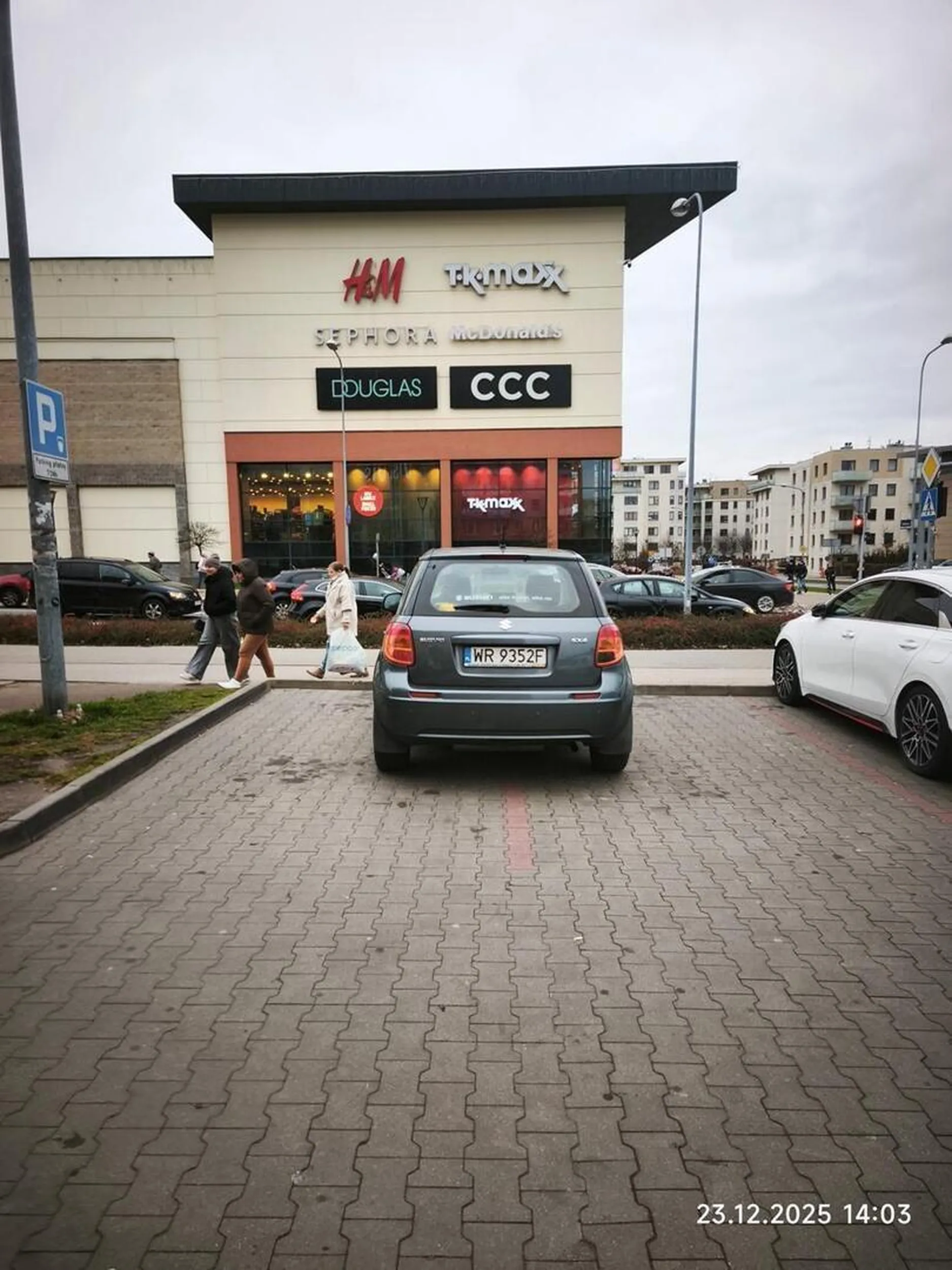 W dniu którym ciężko znaleźć miejsce do parkowania, najelpiej zaparkować tak żeby łatwo było wrzucić zakupy :)