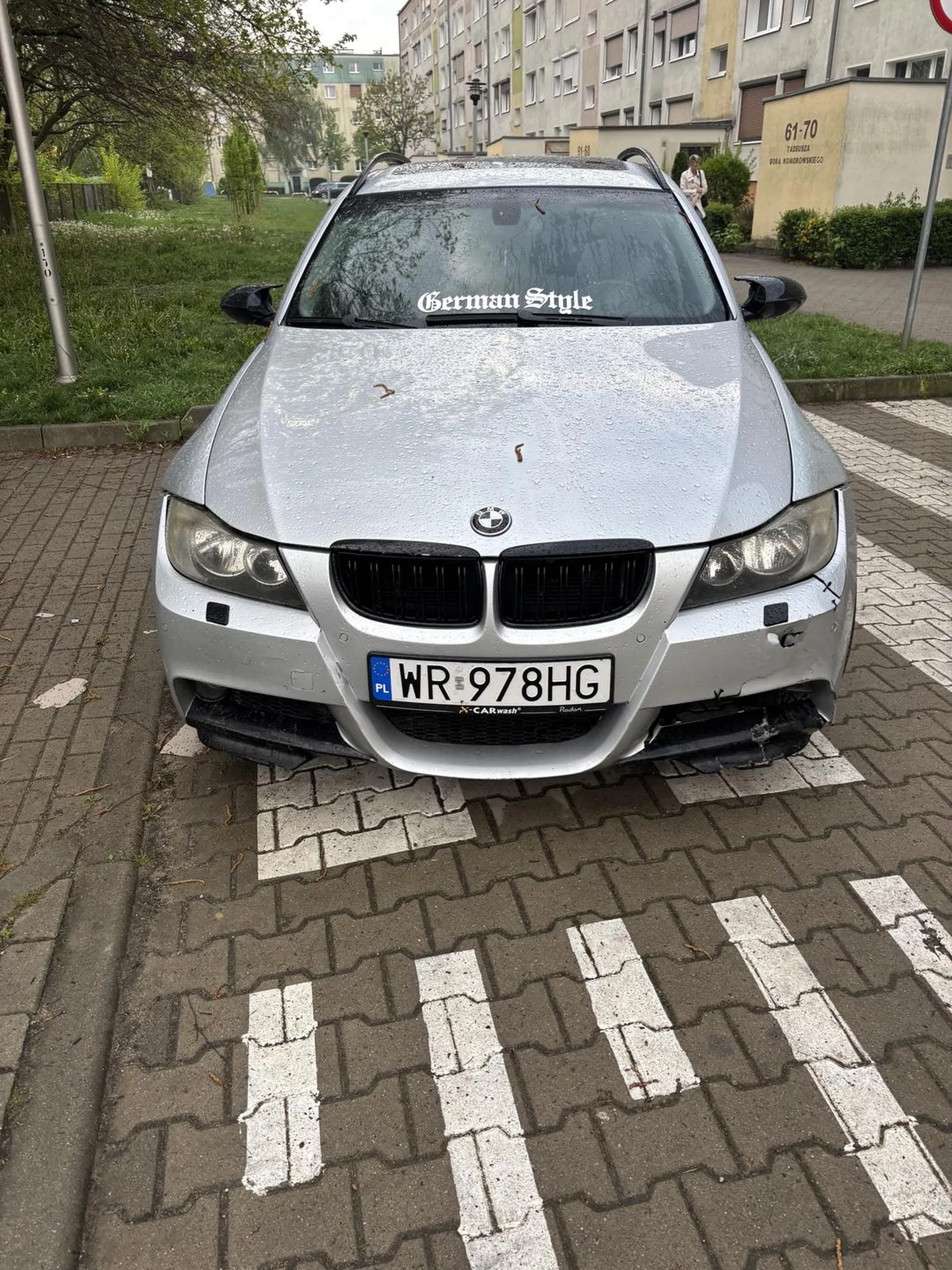 Parkowanie na pasach. Marka zobowiązuje