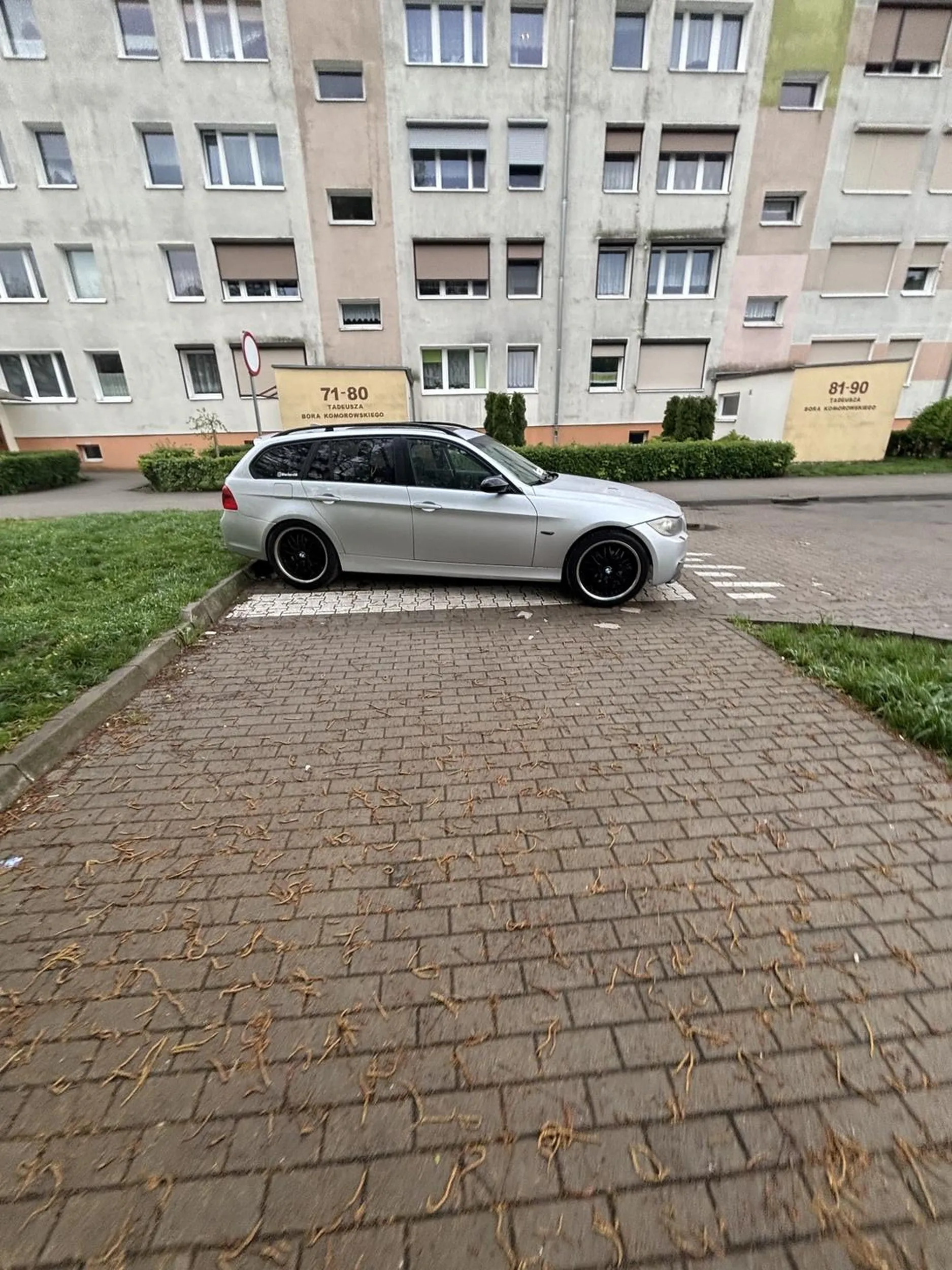 Parkowanie na pasach. Marka zobowiązuje