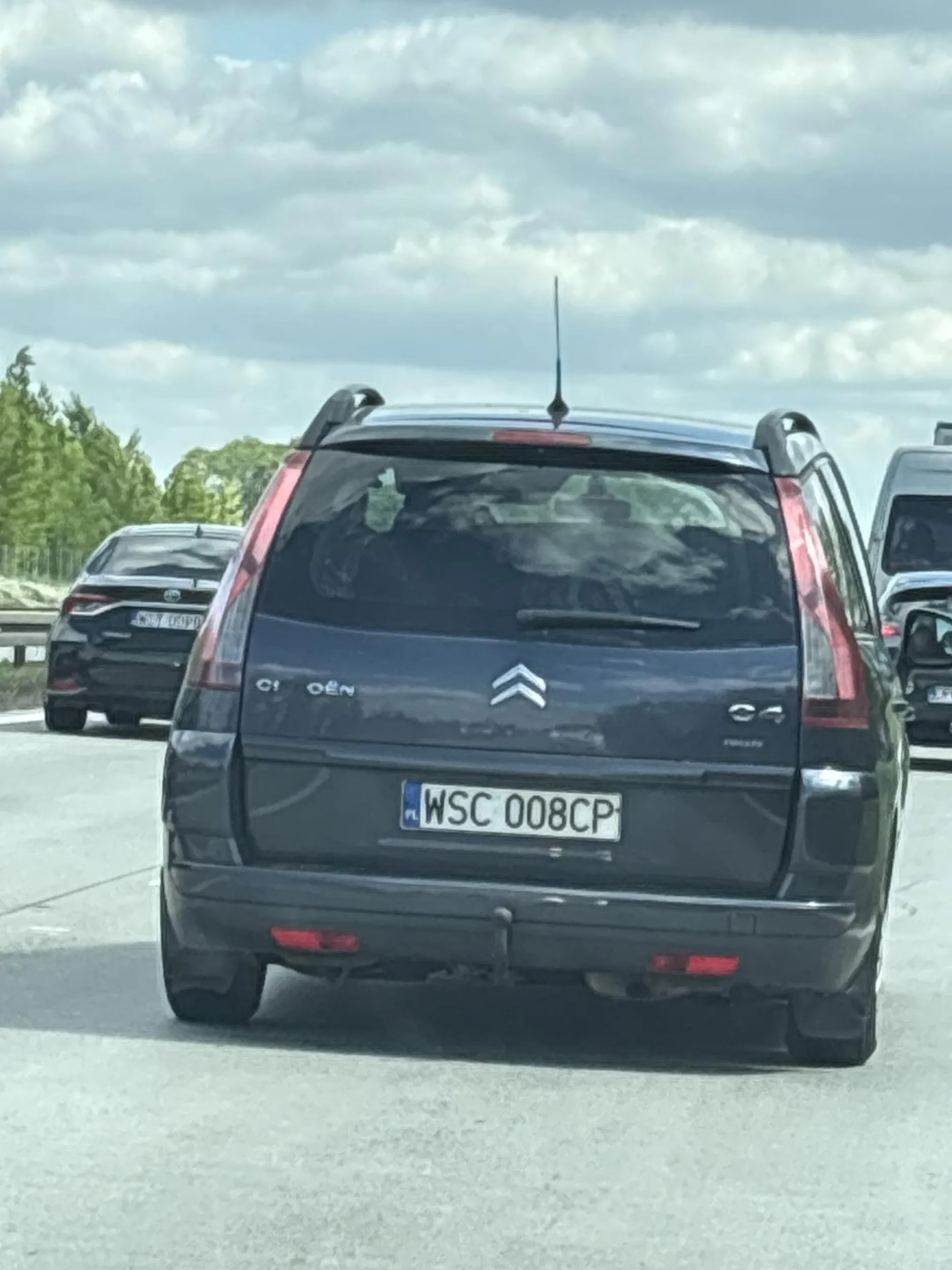 Jeździ bez świateł hamowania, uważajcie na typa