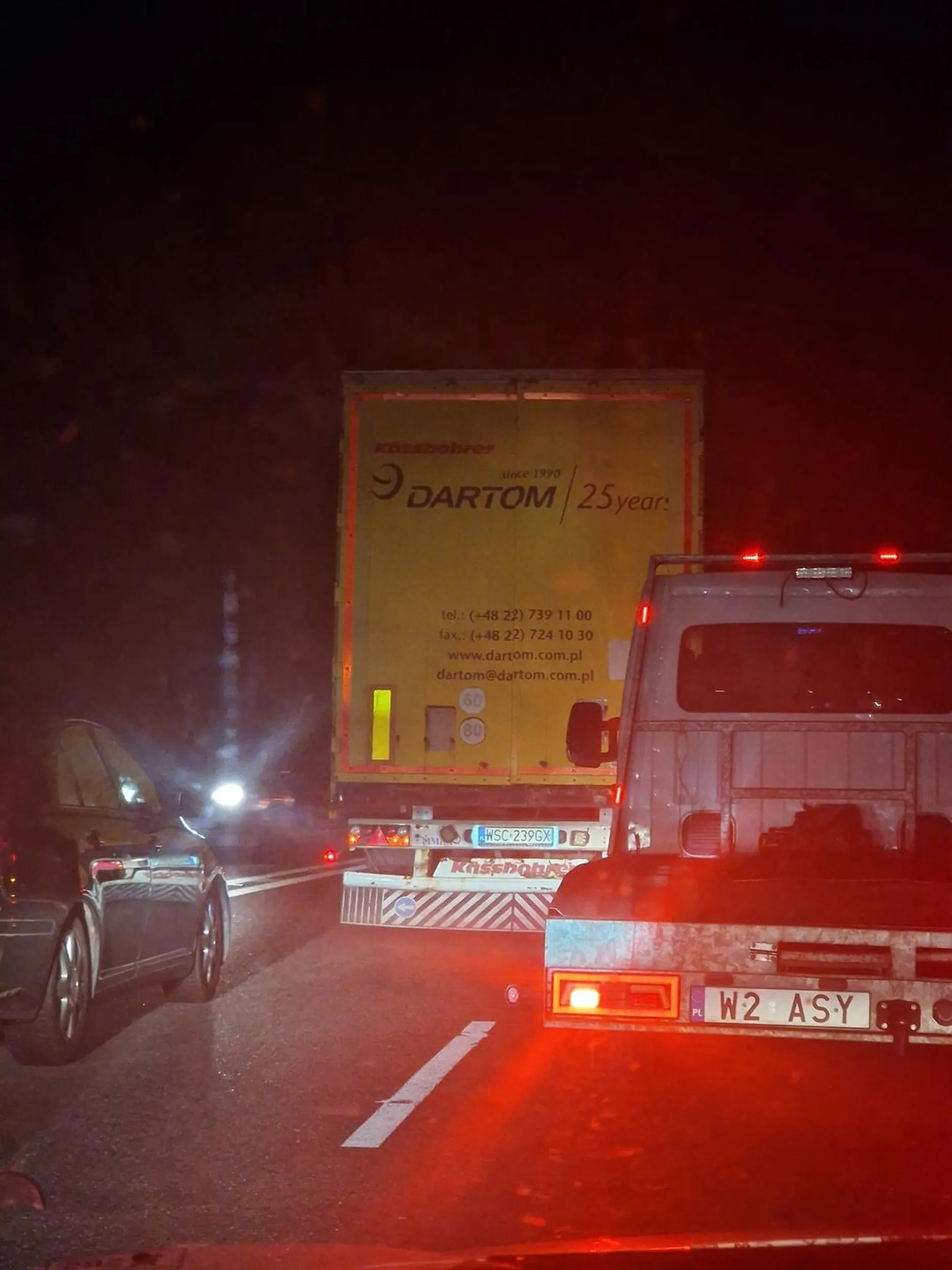 Takim niezrównoważonym kierowcą powinno się zabierać prawo jazdy - szeryf zastawił oba pasy, bo nie podobało mu się, że ktoś go wyprzedza