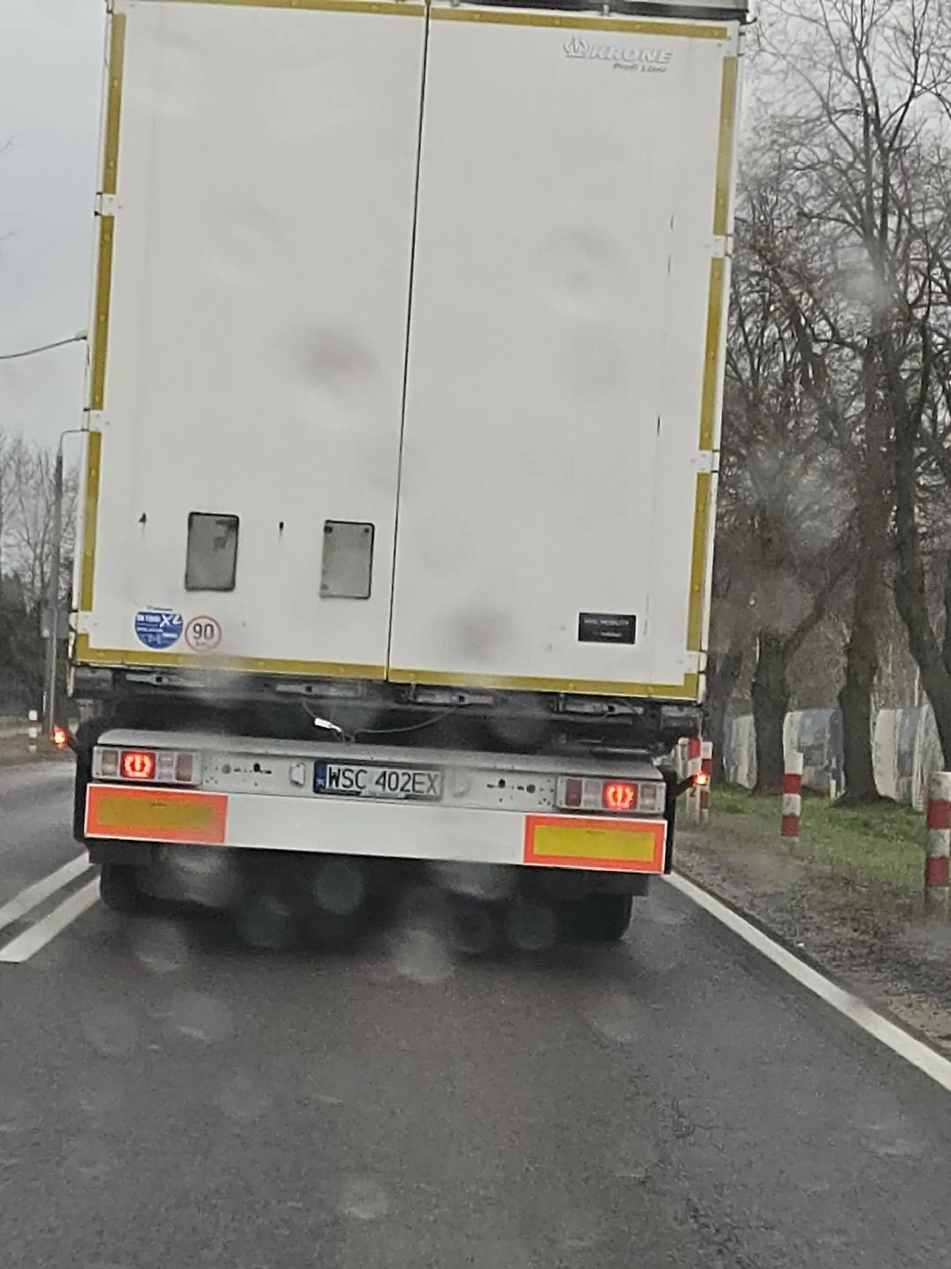 Chłop po chamsku wymusza mi pierwszeństwo na rondzie, chyba myśląc, że TIRem może wszystko. Trąbie na typa, a ten się zatrzymuje, blokując w tym momencie całe rondo, otwiera drzwi i krzyczy do mnie "ja ci zatrąbię". xD Chyba jaśniepana zabolał ten klakson i fakt, że ktoś mu uwagę zwrócił na jego fantastyczną jazdę z poszanowaniem innych uczestników i przede wszystkim przepisów drogowych... Musiałem jechać za jaśniepanem do kolejnego ronda, gdzie chłop, uwaga, ponownie wymusza pierwszeństwo osobówce... I nie chodzi mi o to, że ktoś musiał przyhamowac zanim cały ciągnik z naczepą wjechał na rondo, typ wyjeżdżał dosłownie kilka m przed jadącym po rondzie samochodem. Szkoda, że jechałem bez kamerki, może mandacik by jaśniepana nauczył przepisów. Oby tylko nikt przez chłopa nie ucierpiał kiedyś. Nie pozdrawiam kierowcy.