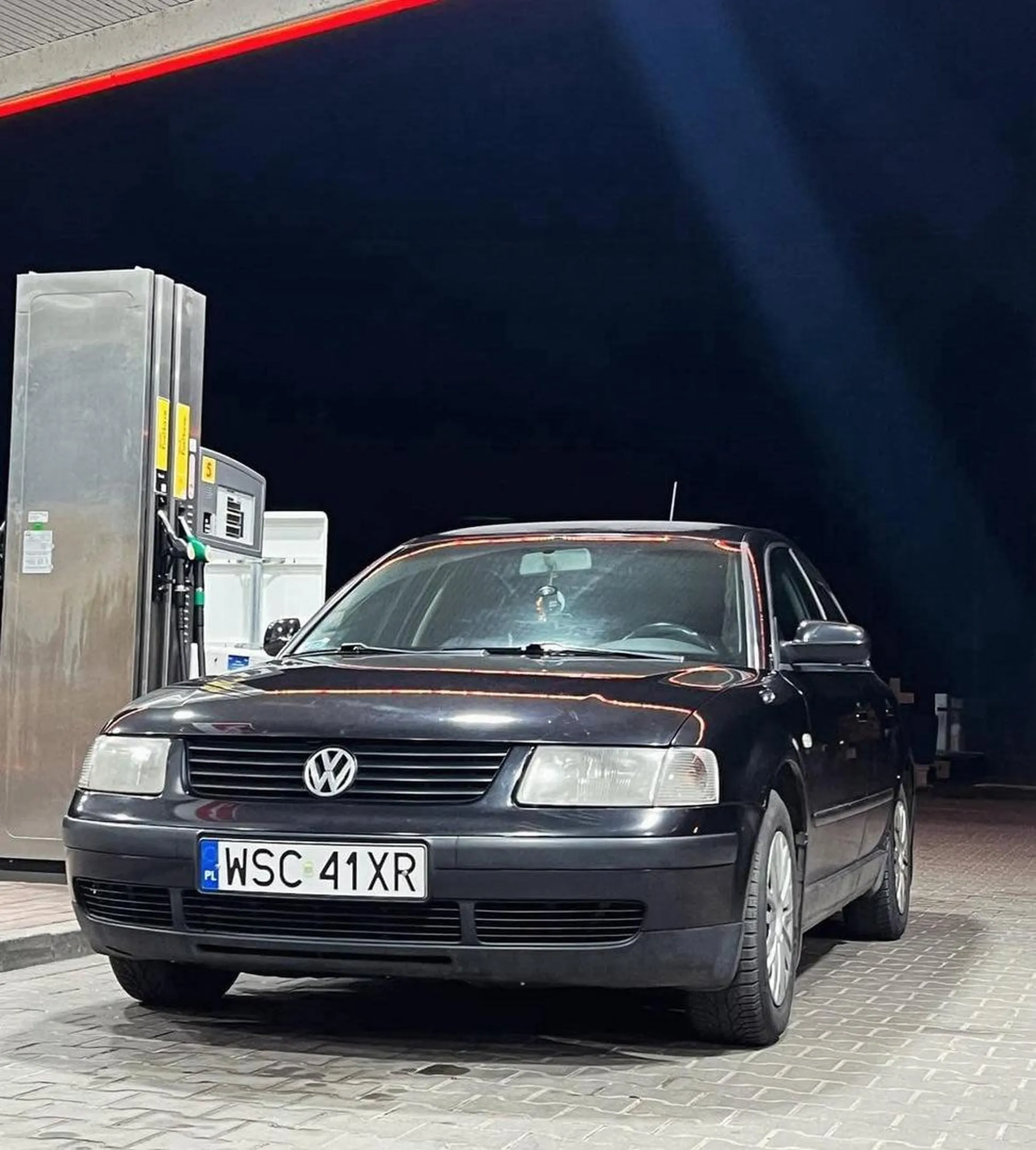 Kierowca jeździ pod wpływem narkotyków jest w dodatku ślepy i głuchy stwarza zagrożenie w ruchu londowym ogólnie człowiek na wózku inwalidzkim jeździ lepiej niż ten kierowca Passata